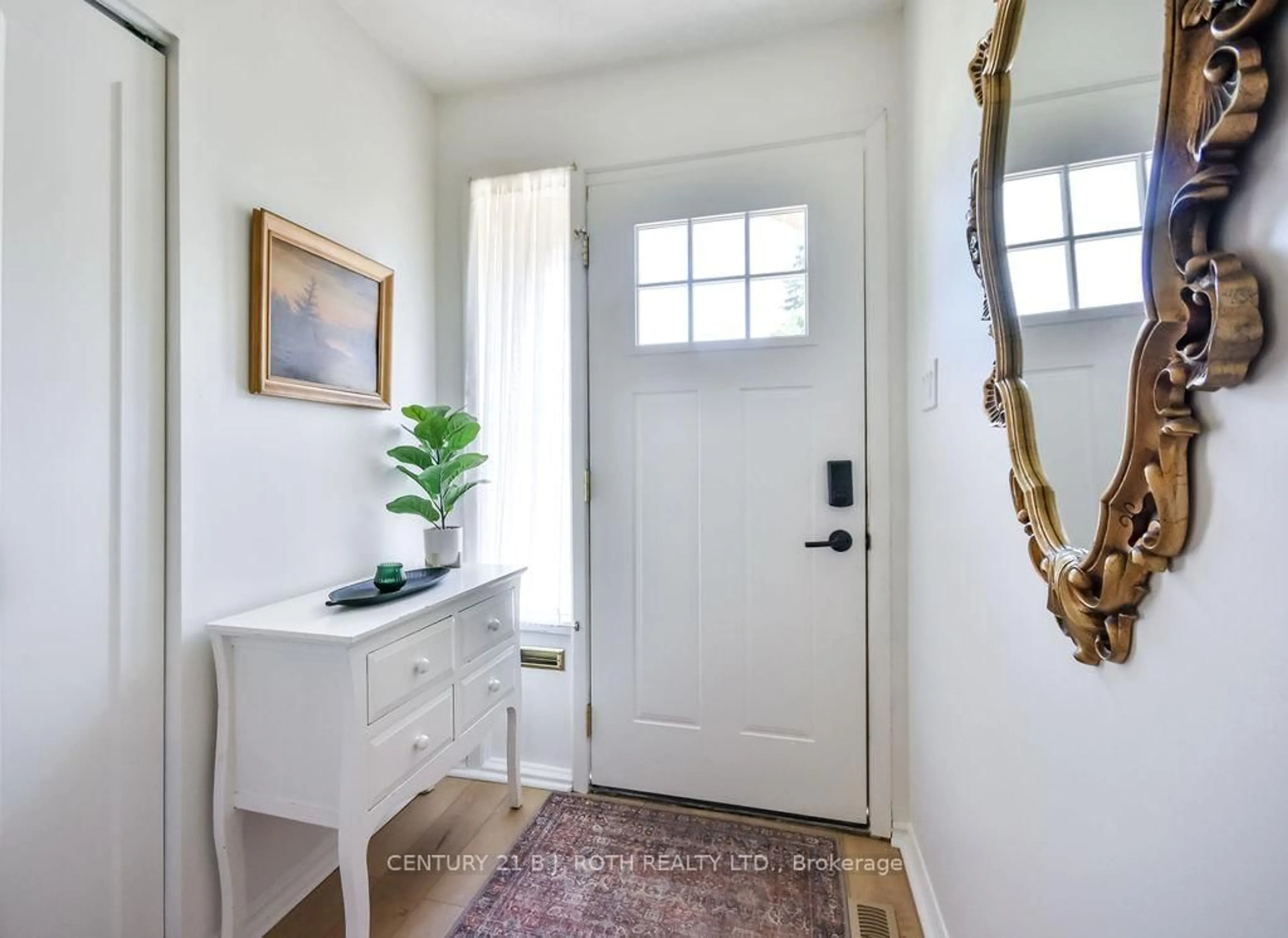 Indoor entryway for 32 Lonsdale Pl, Barrie Ontario L4M 4J1