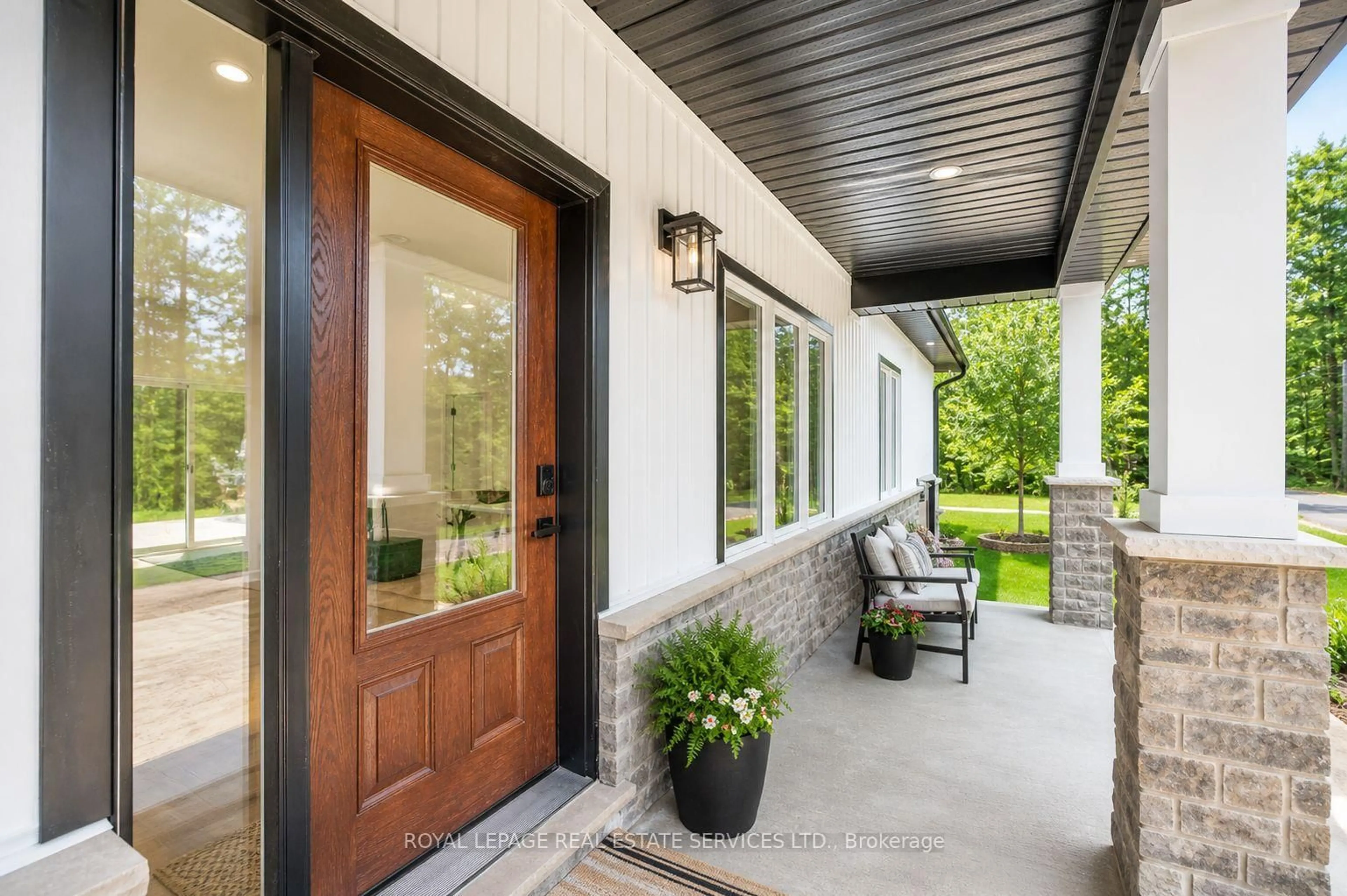 Indoor entryway for 99 Tall Pines Dr, Tiny Ontario L9M 1R3