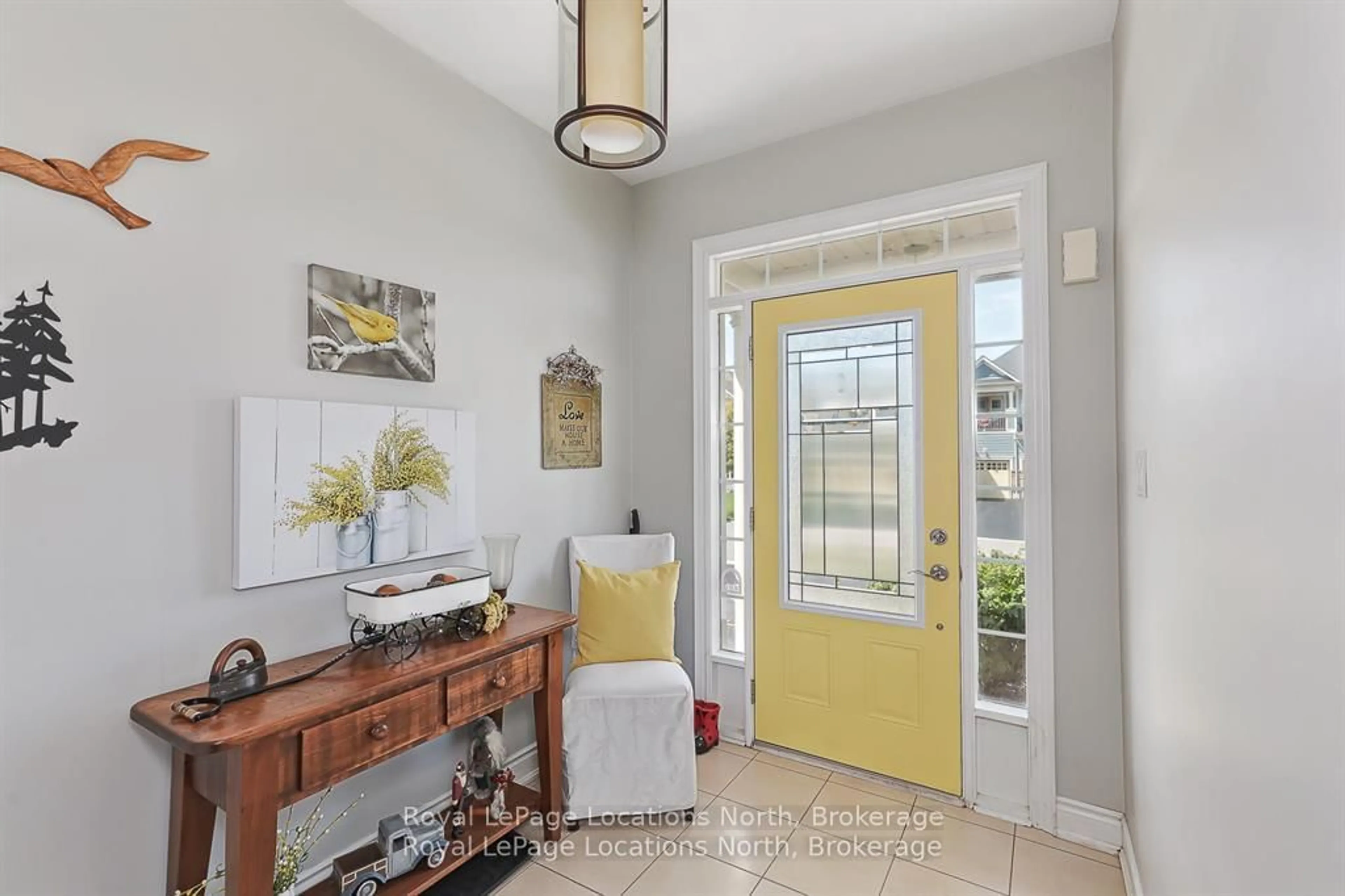 Indoor entryway for 35 Sandy Coast Cres, Wasaga Beach Ontario L9Z 2L2