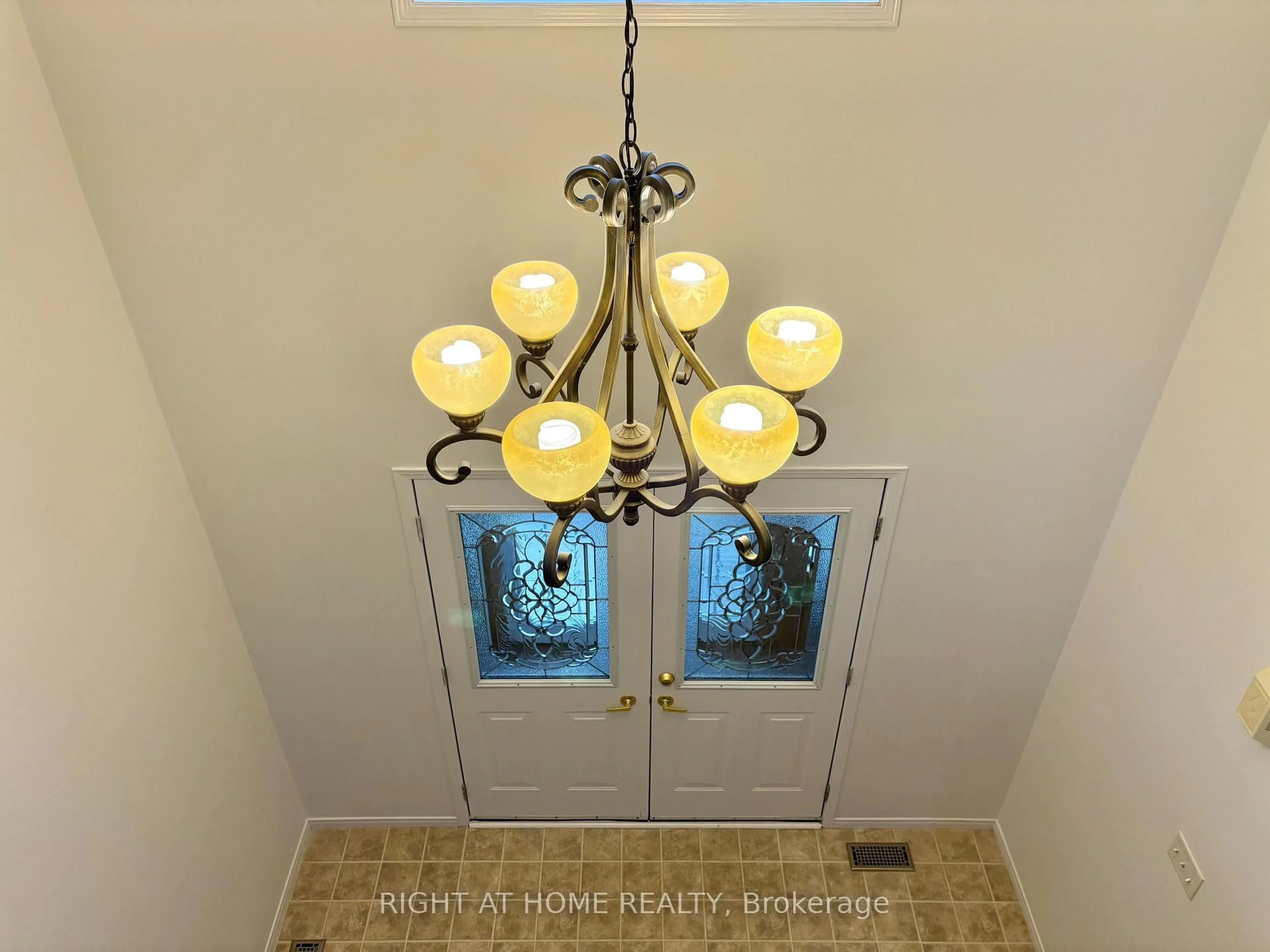 Indoor entryway for 33 Raymond Cres, Barrie Ontario L4N 0X6