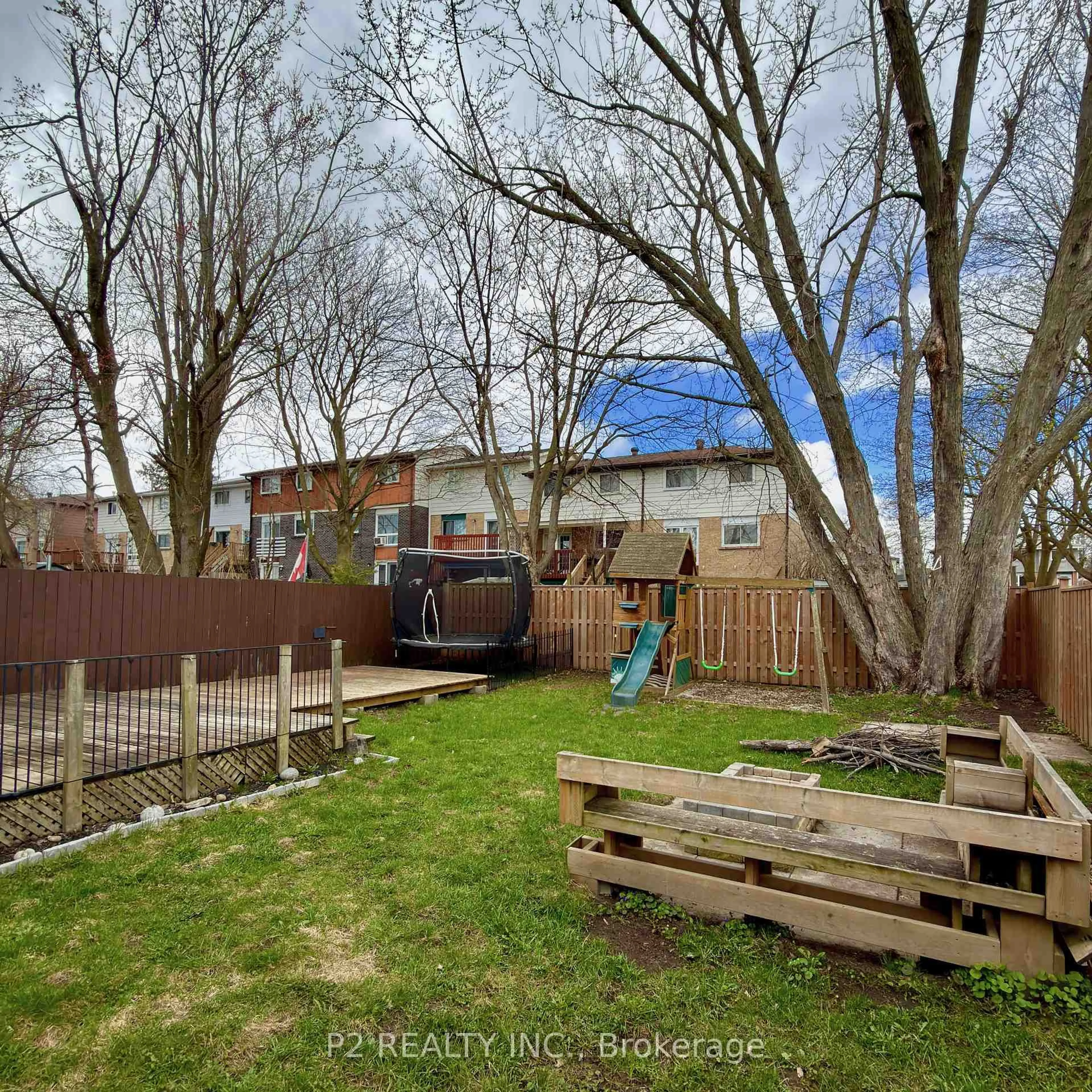A pic from outside/outdoor area/front of a property/back of a property/a pic from drone, street for 46 Chaucer Cres, Barrie Ontario L4N 4T7