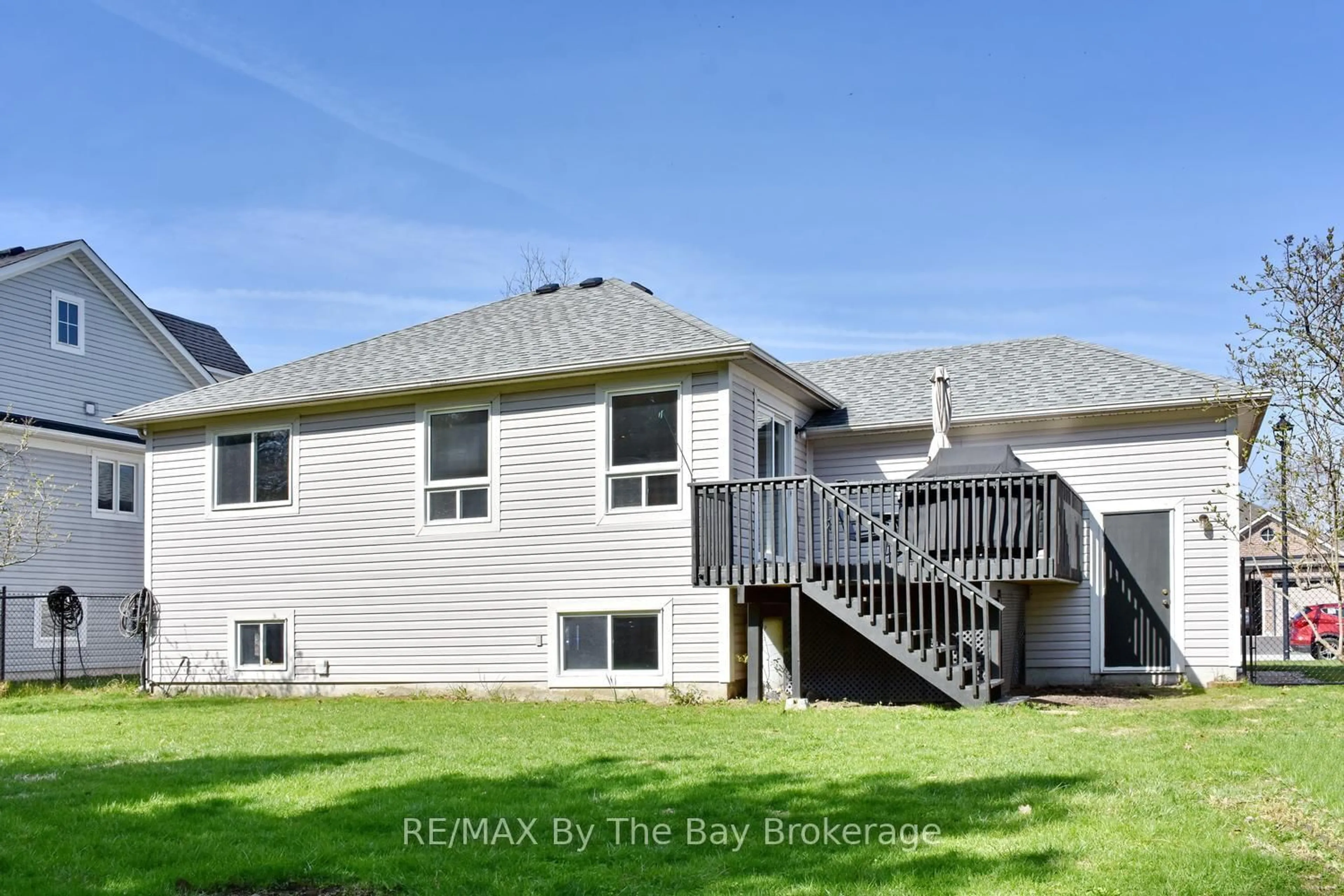 Home with vinyl exterior material, water/lake/river/ocean view for 21 Northwood Dr, Wasaga Beach Ontario L9Z 3B5