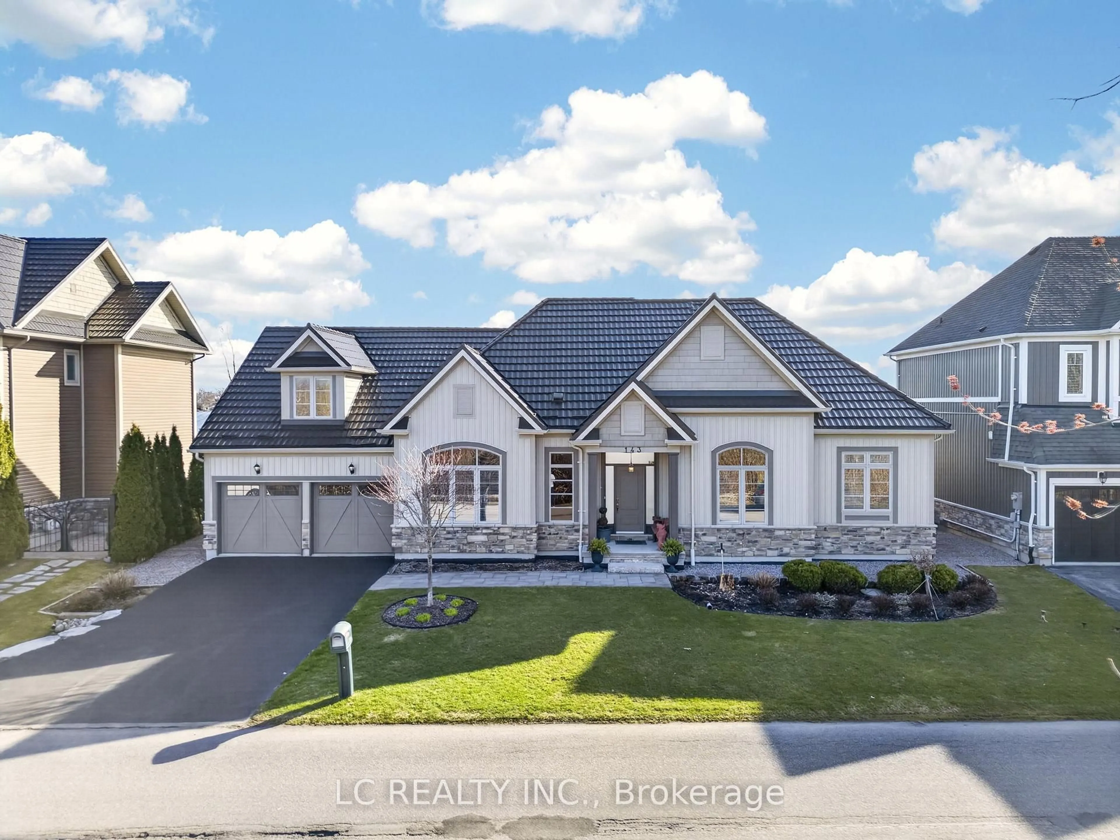 Home with vinyl exterior material, street for 143 Victoria Cres, Orillia Ontario L3V 6H1
