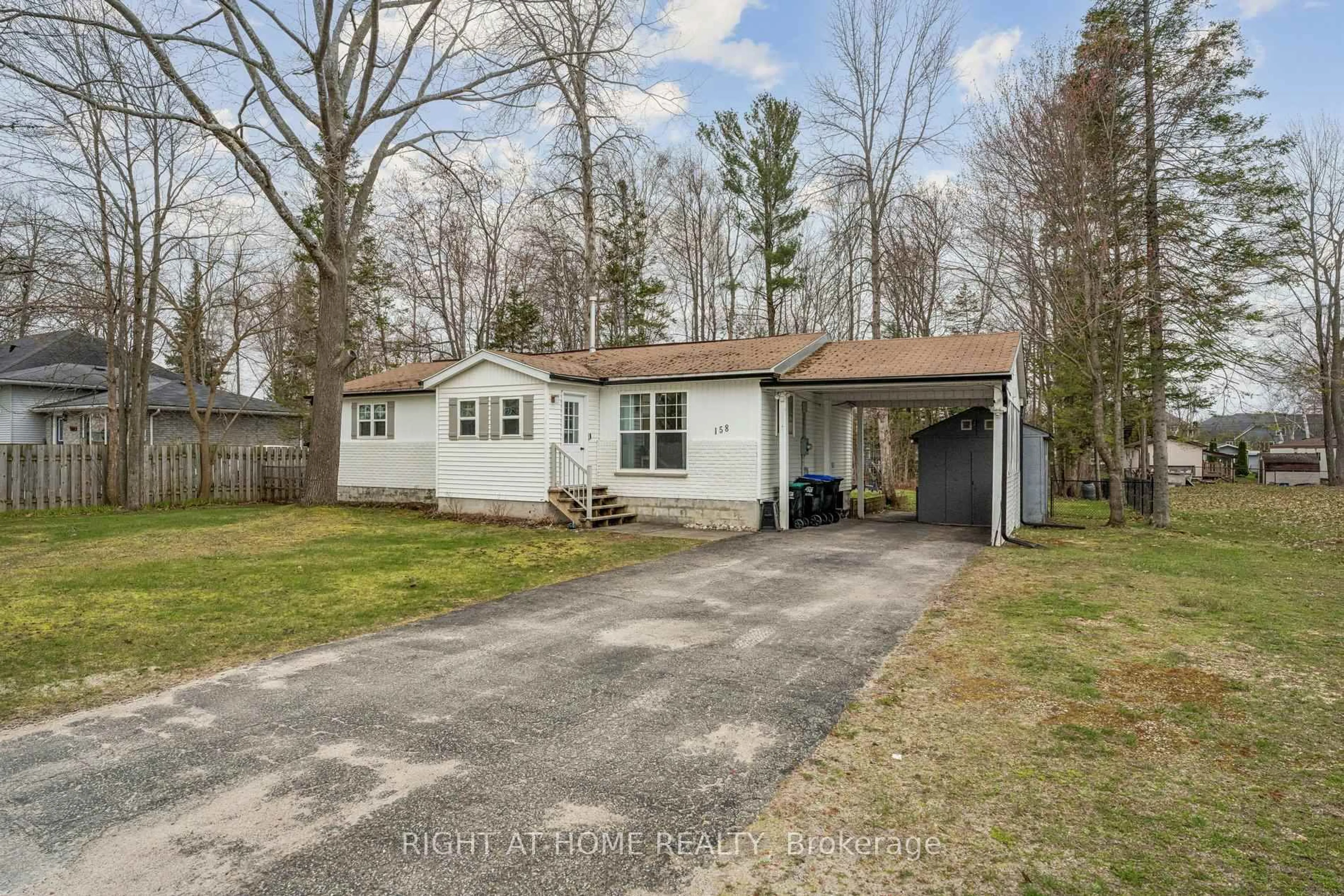 A pic from outside/outdoor area/front of a property/back of a property/a pic from drone, street for 158 Zoo Park Rd, Wasaga Beach Ontario L9Z 2P2
