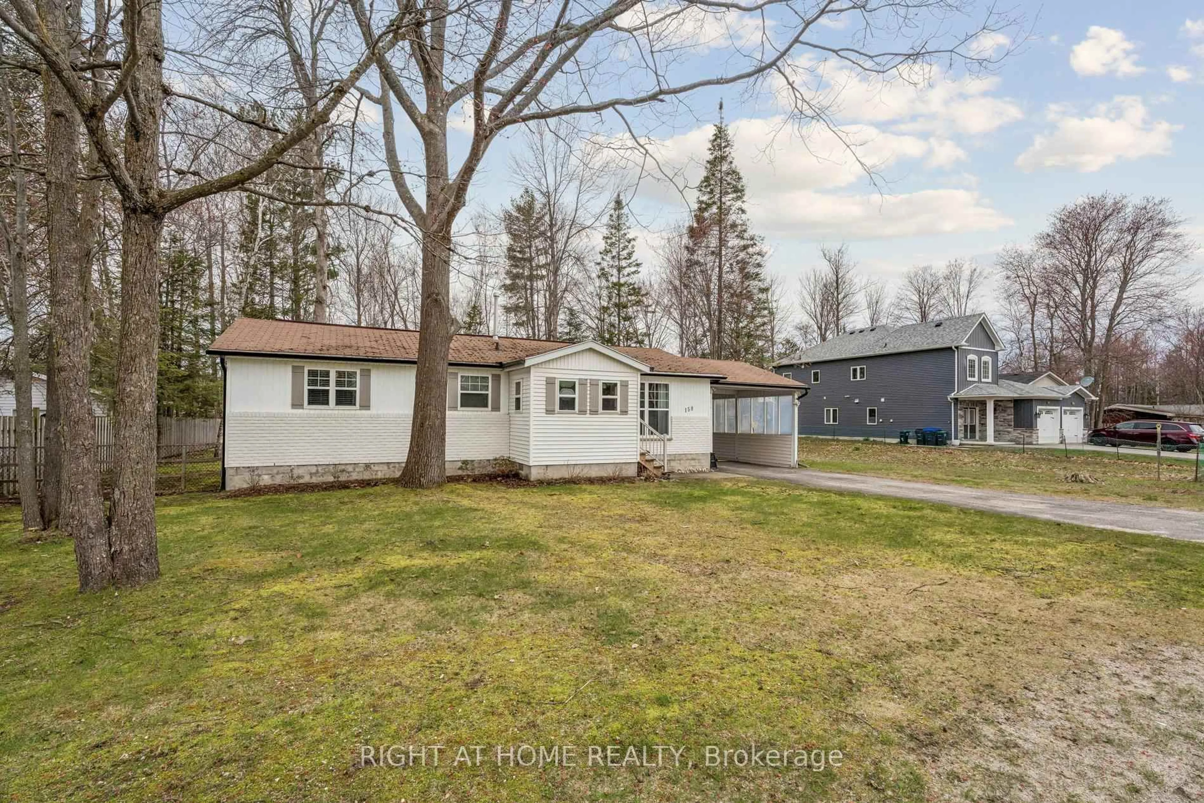 A pic from outside/outdoor area/front of a property/back of a property/a pic from drone, street for 158 Zoo Park Rd, Wasaga Beach Ontario L9Z 2P2