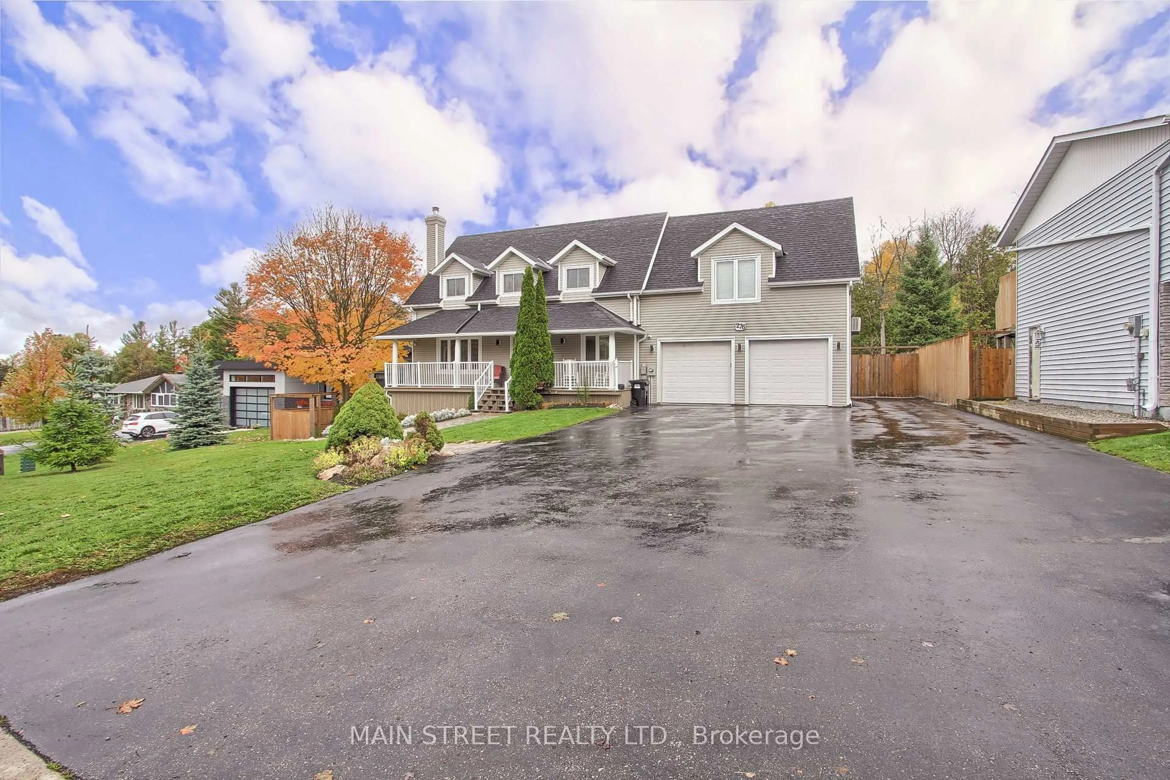 A pic from outside/outdoor area/front of a property/back of a property/a pic from drone, street for 276 Crawford St, Barrie Ontario L4N 3W8