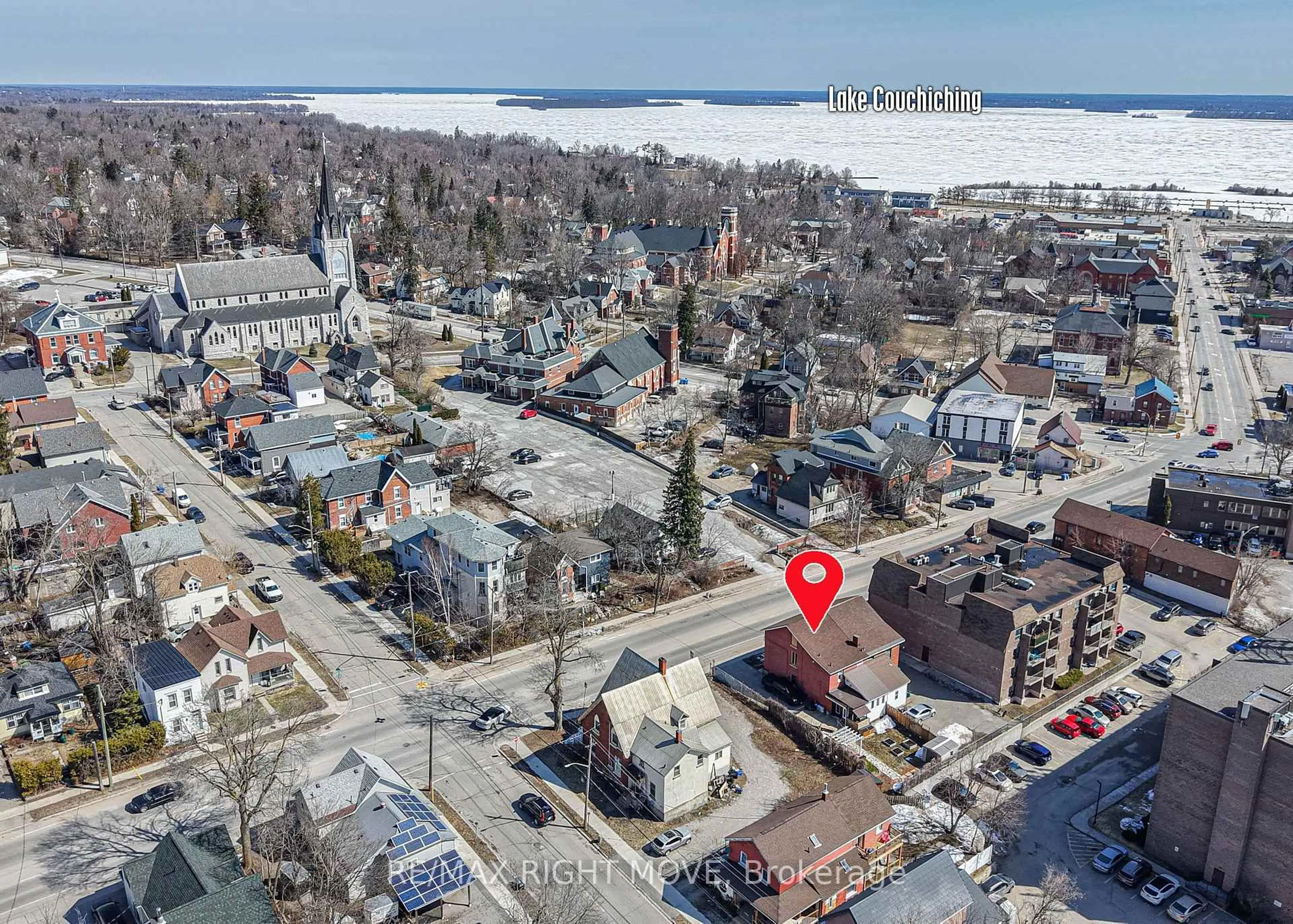 A pic from outside/outdoor area/front of a property/back of a property/a pic from drone, street for 33 Coldwater Rd, Orillia Ontario L3V 3L2