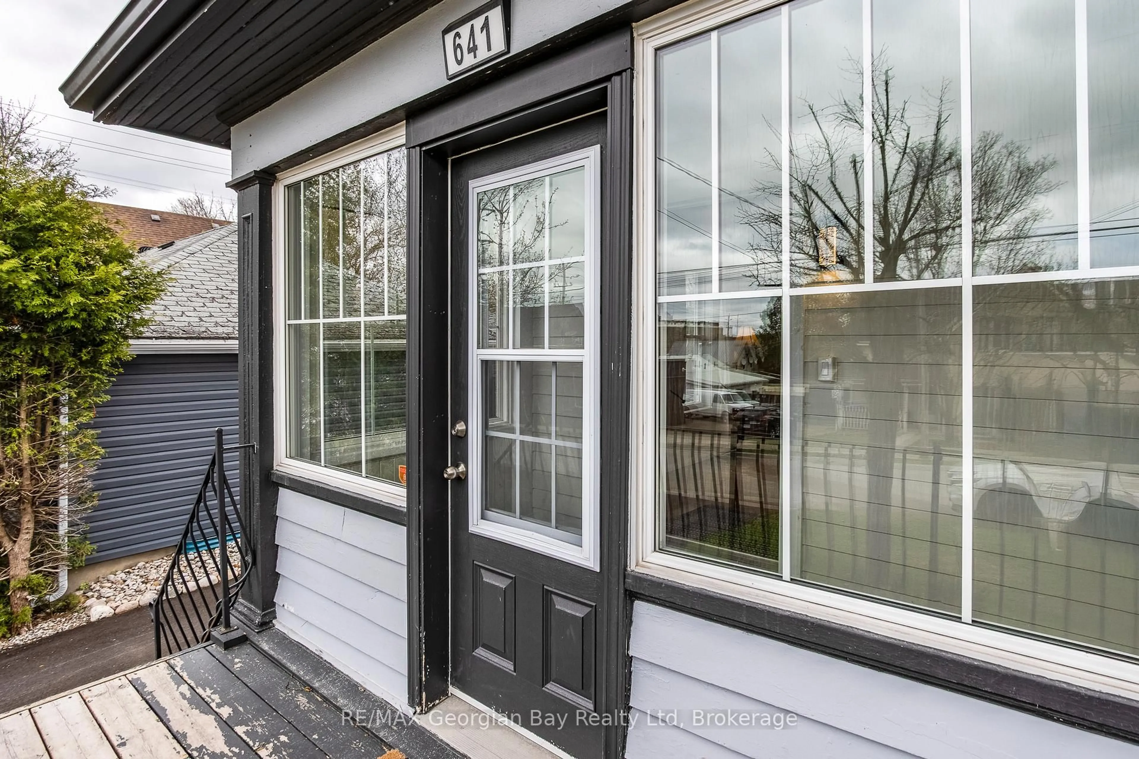 Home with vinyl exterior material, street for 641 Bay St, Midland Ontario L4R 1L8