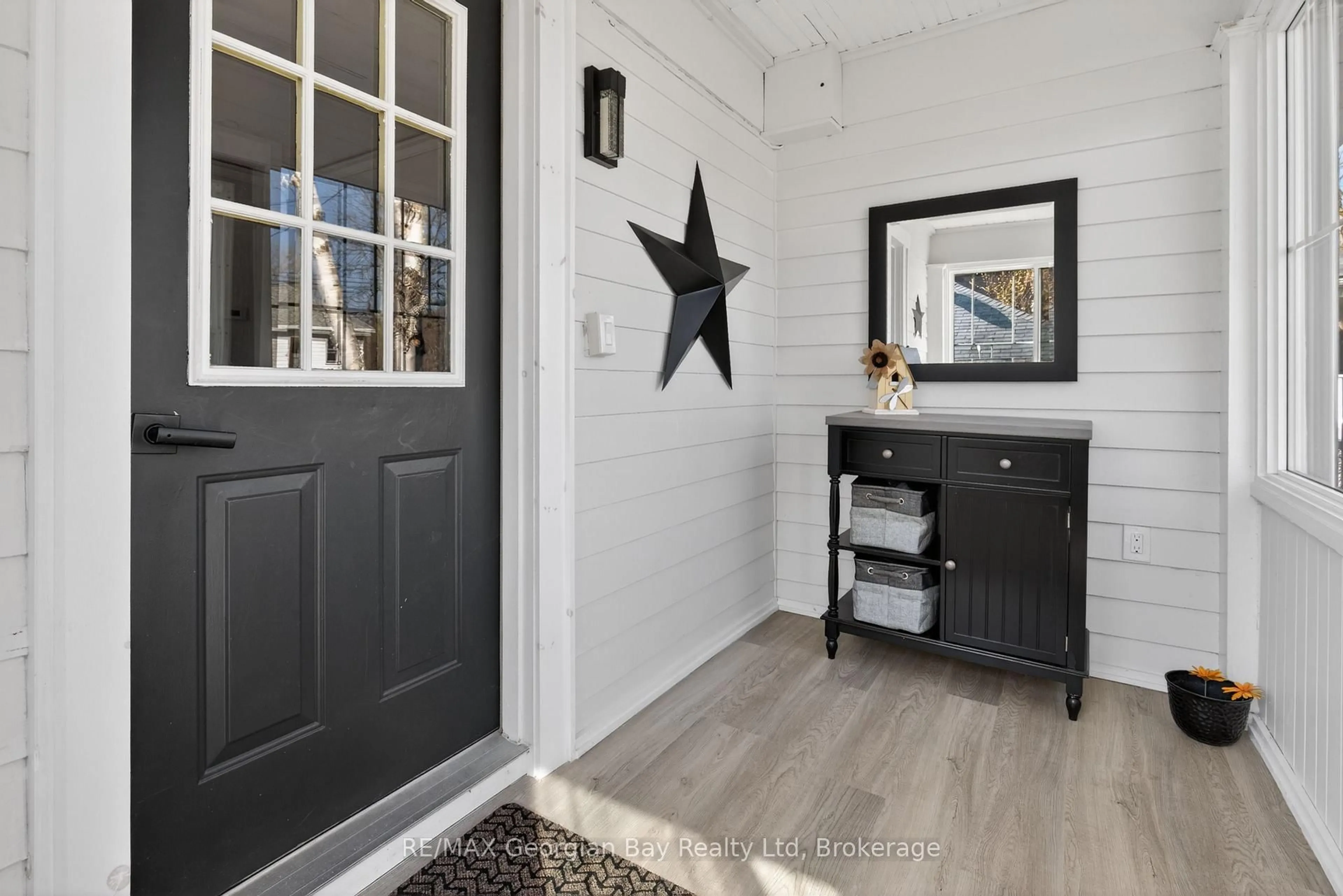 Indoor entryway for 641 Bay St, Midland Ontario L4R 1L8