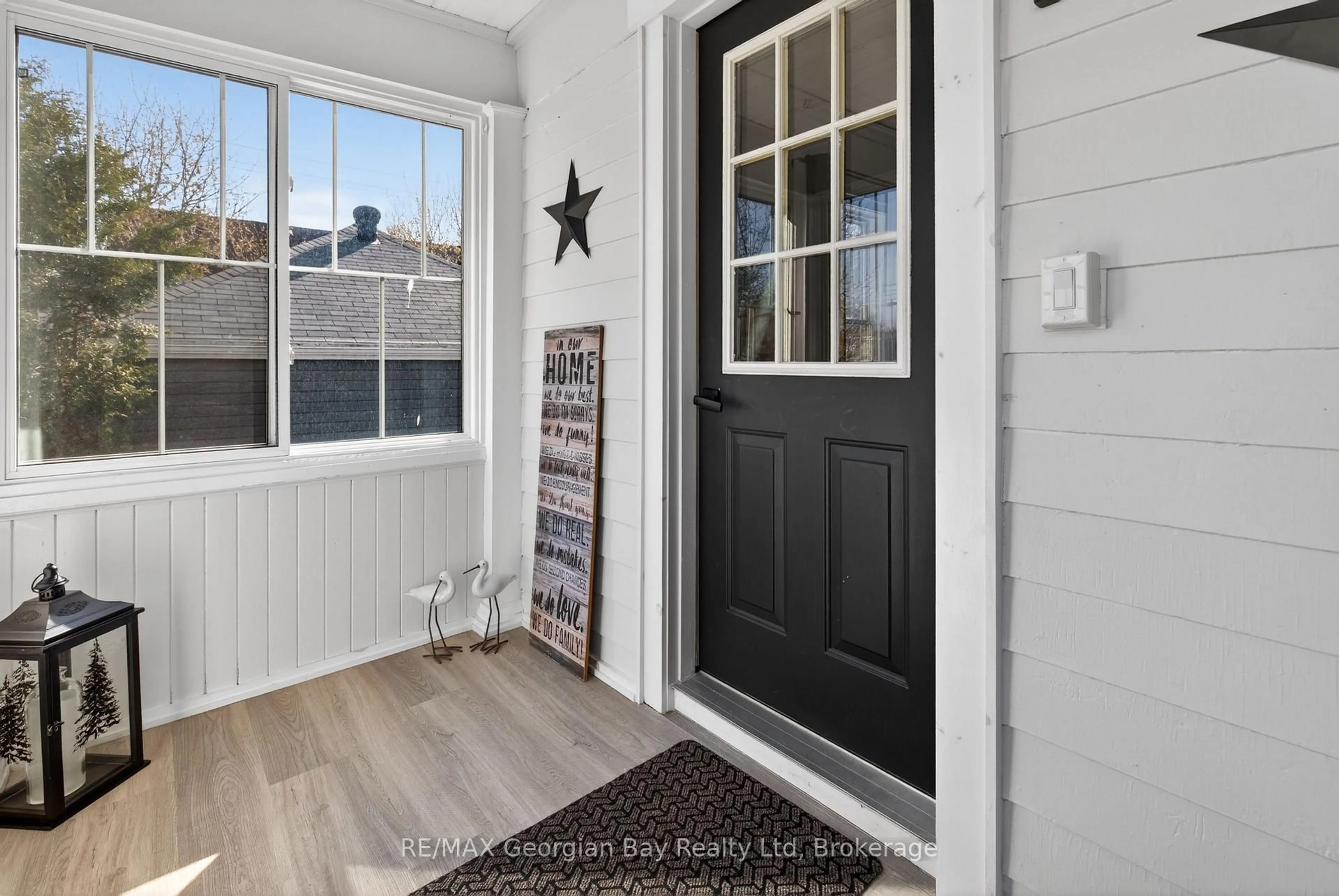 Indoor entryway for 641 Bay St, Midland Ontario L4R 1L8