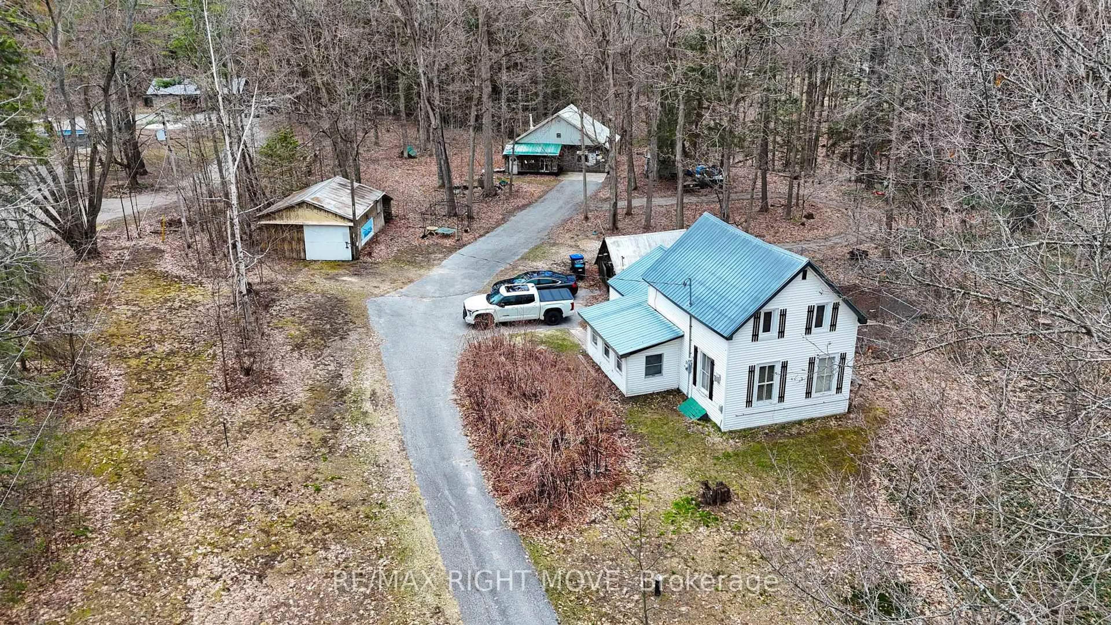 A pic from outside/outdoor area/front of a property/back of a property/a pic from drone, street for 4124 Wainman Line, Severn Ontario L3V 7C4