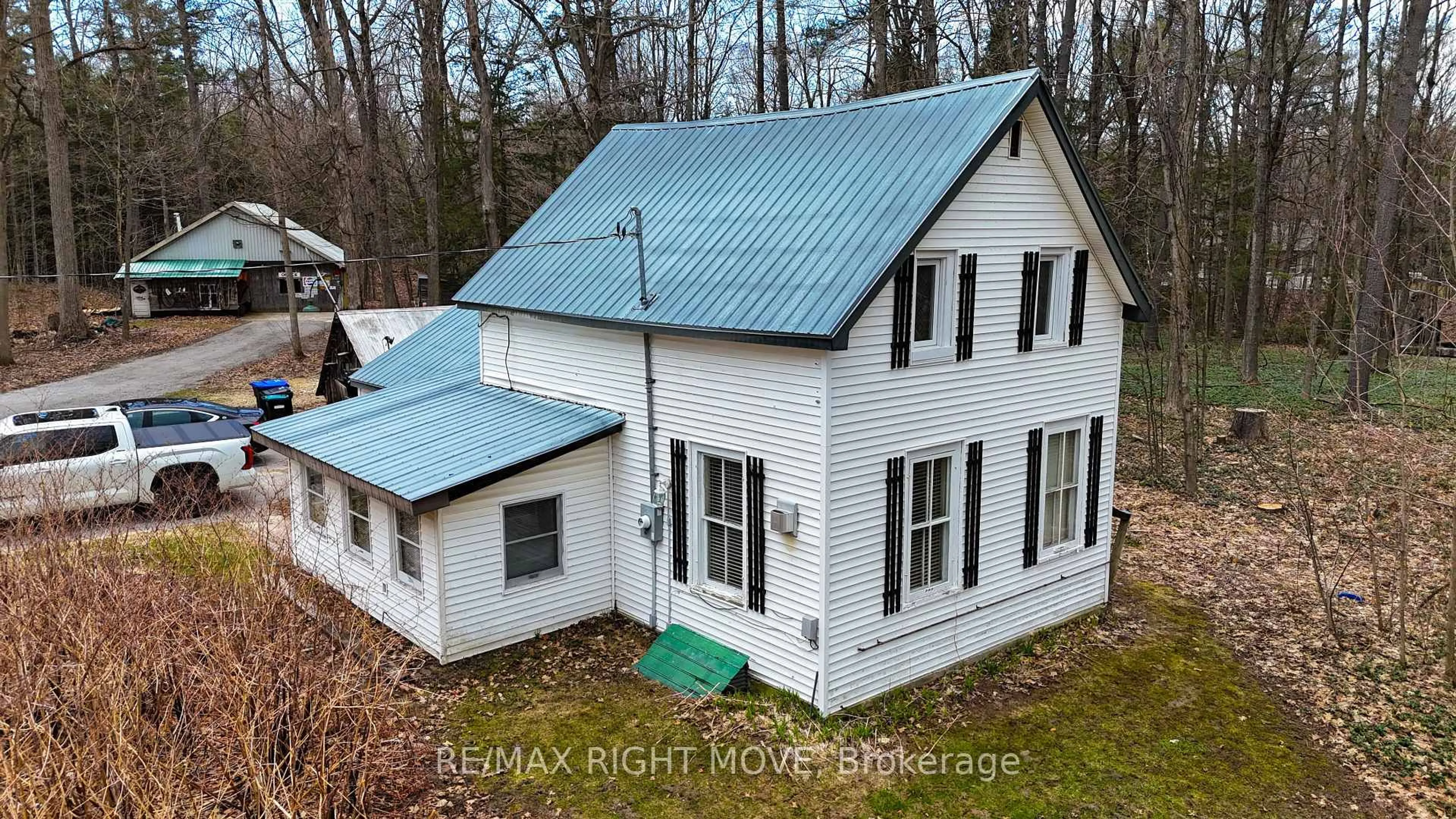 A pic from outside/outdoor area/front of a property/back of a property/a pic from drone, building for 4124 Wainman Line, Severn Ontario L3V 7C4