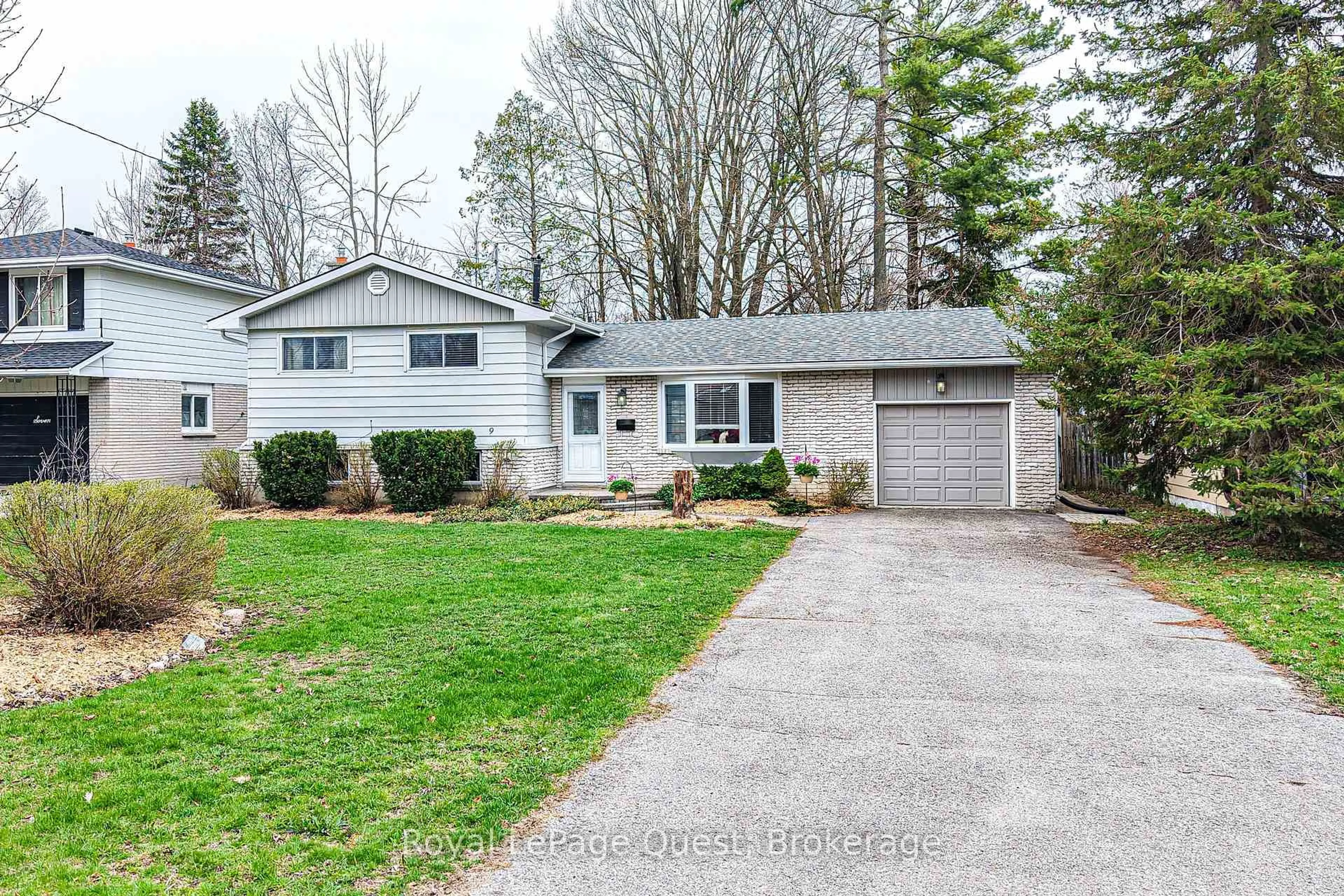 Home with vinyl exterior material, street for 9 Eleanor Rd, Orillia Ontario L3V 2S3