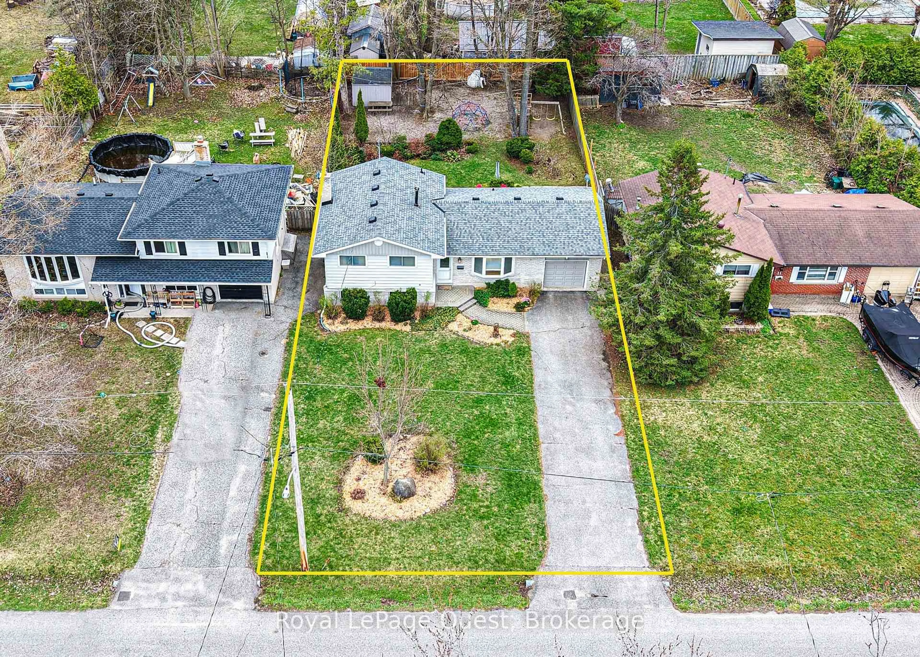 A pic from outside/outdoor area/front of a property/back of a property/a pic from drone, street for 9 Eleanor Rd, Orillia Ontario L3V 2S3