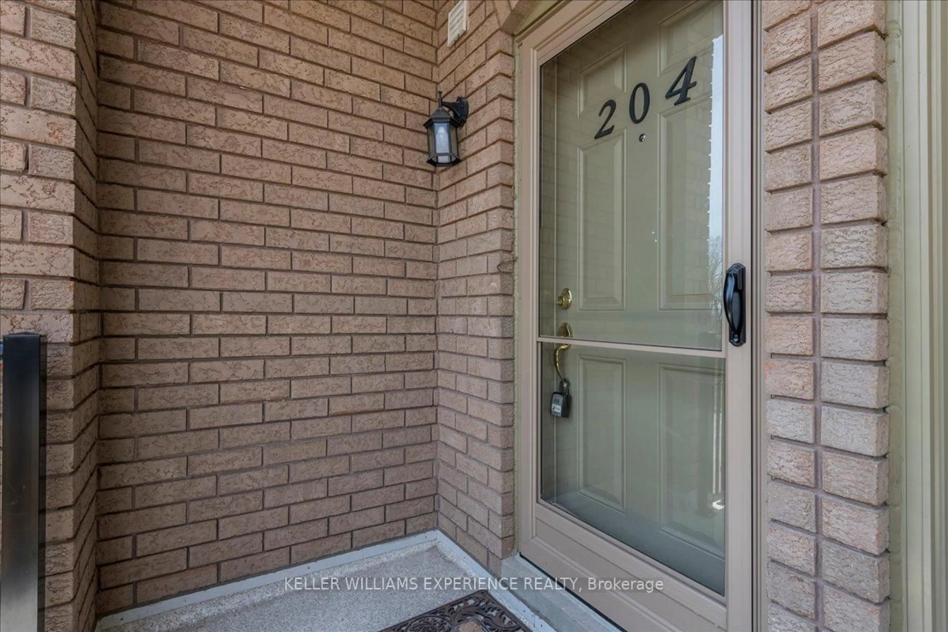 Indoor entryway for 492 Laclie St #204, Orillia Ontario L3V 7V2
