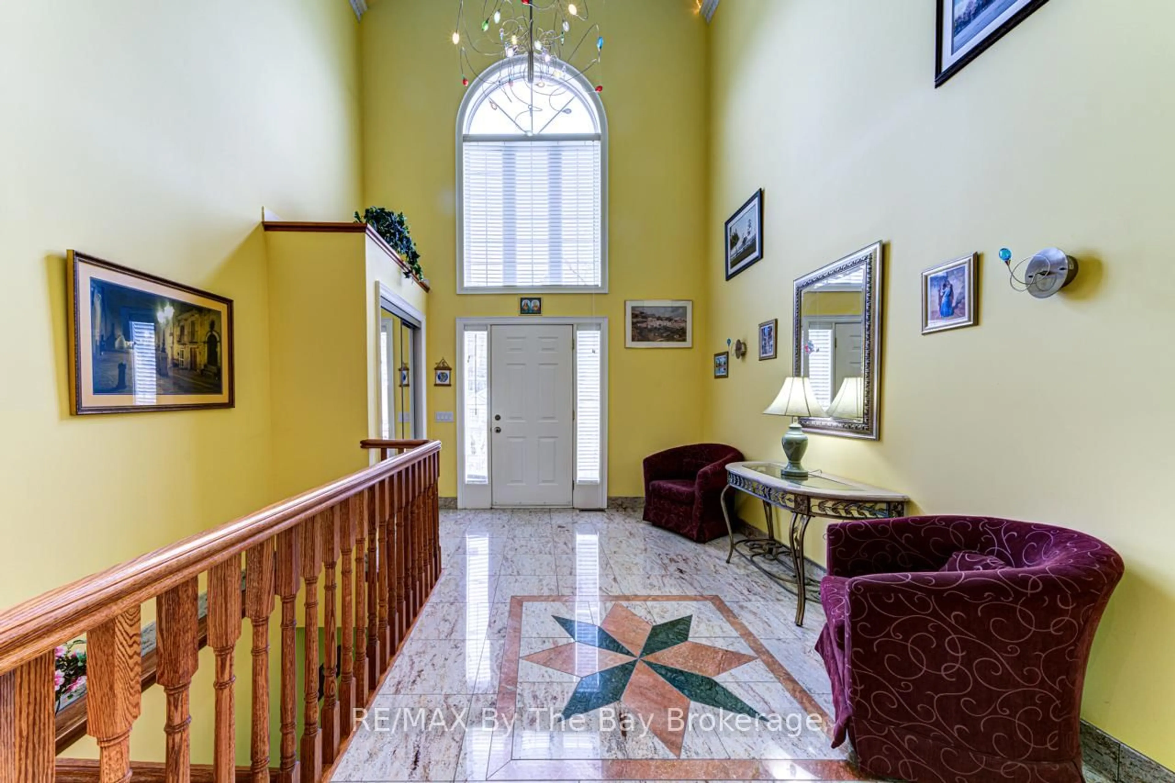 Indoor foyer for 126 29th St, Wasaga Beach Ontario L9Z 2C9