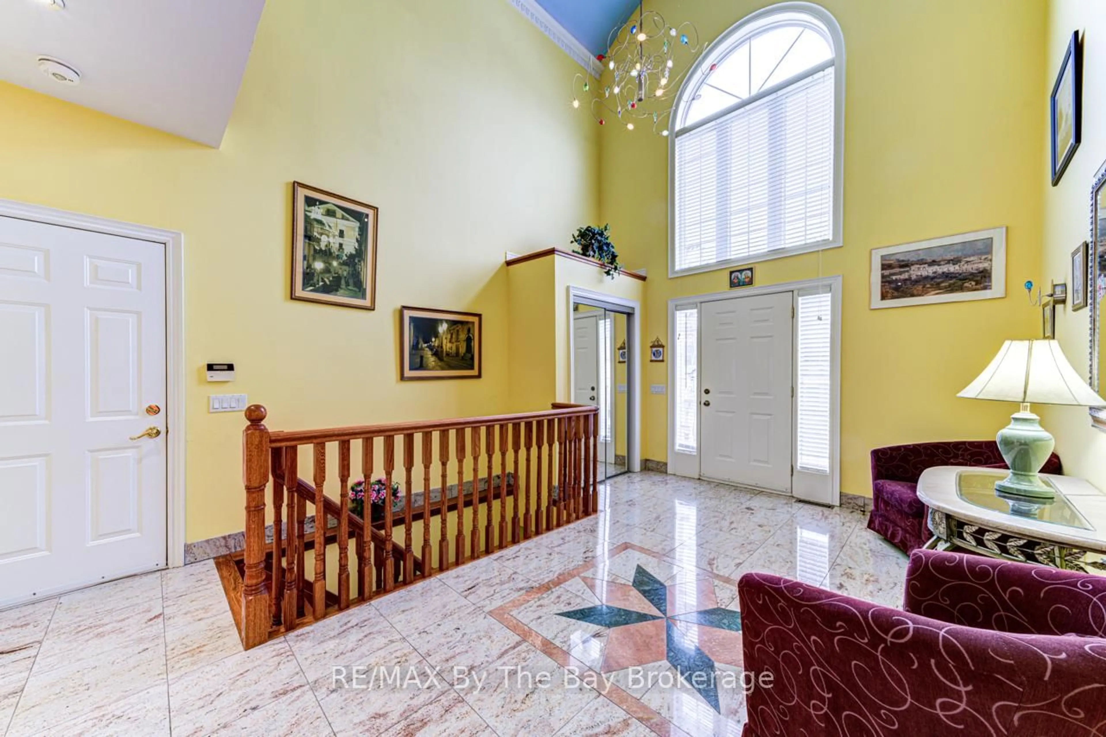 Indoor foyer for 126 29th St, Wasaga Beach Ontario L9Z 2C9