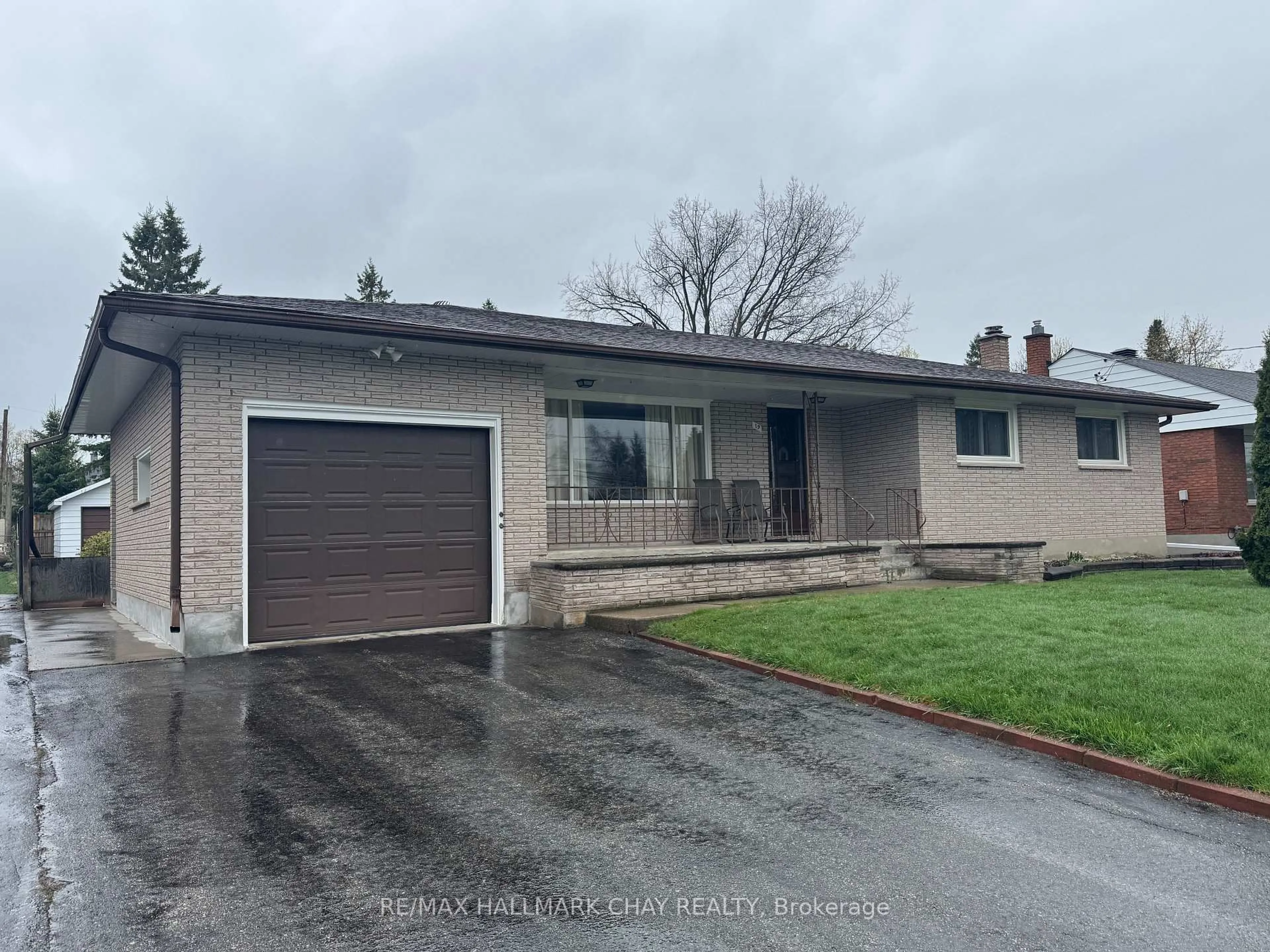 A pic from outside/outdoor area/front of a property/back of a property/a pic from drone, street for 19 Steel St, Barrie Ontario L4M 2E6