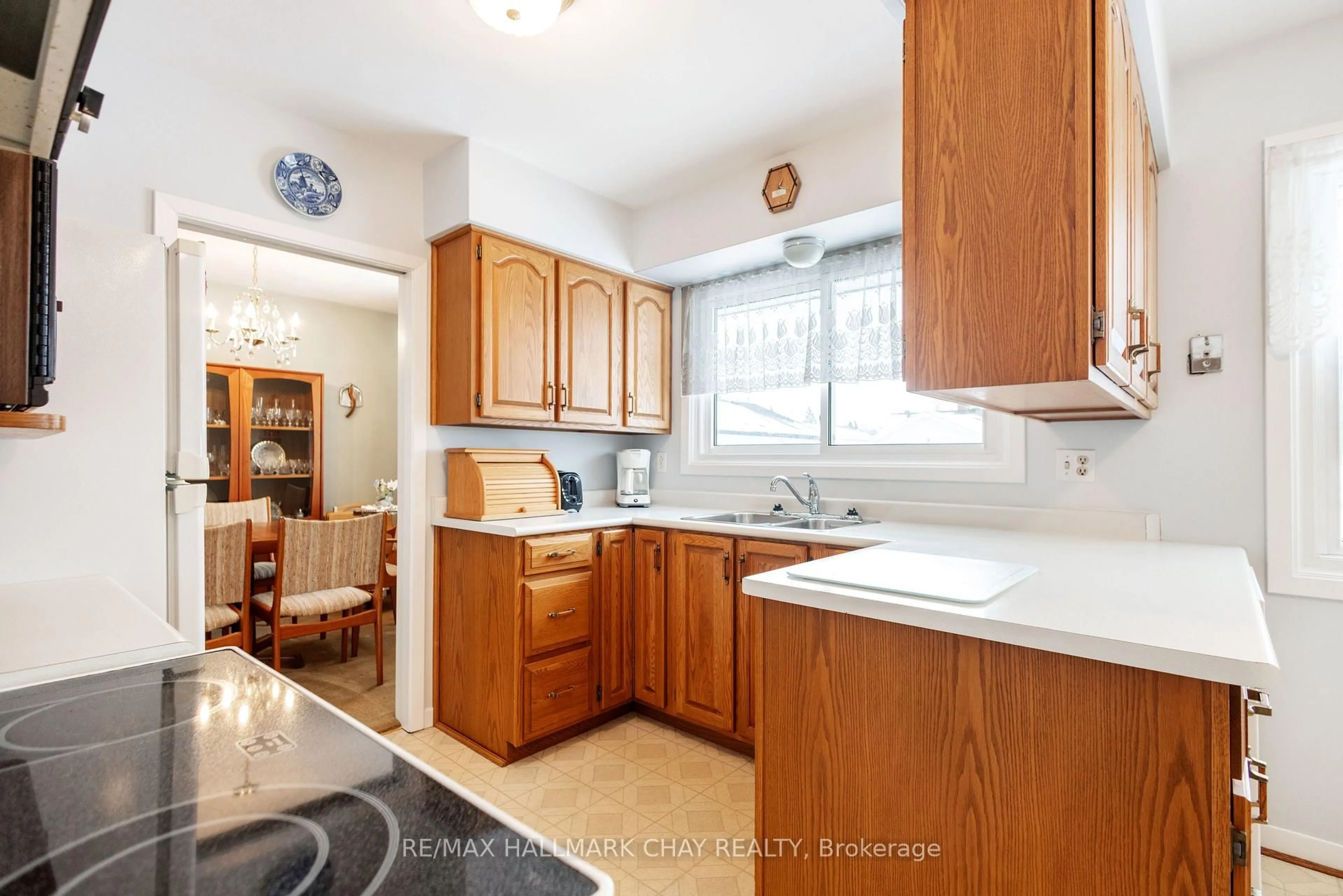 Standard kitchen, unknown for 19 Steel St, Barrie Ontario L4M 2E6