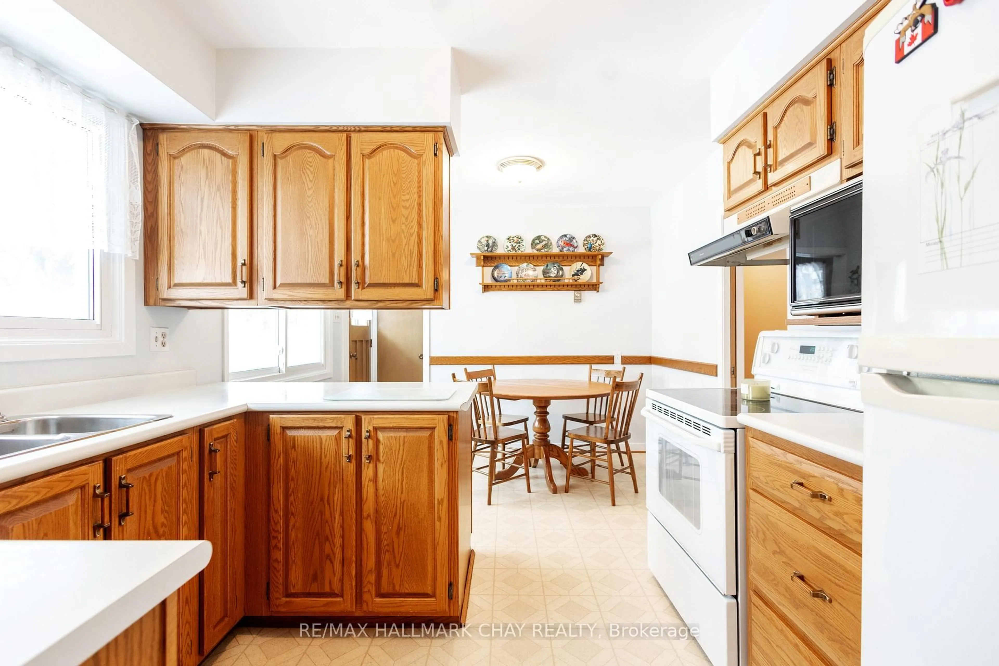 Standard kitchen, unknown for 19 Steel St, Barrie Ontario L4M 2E6