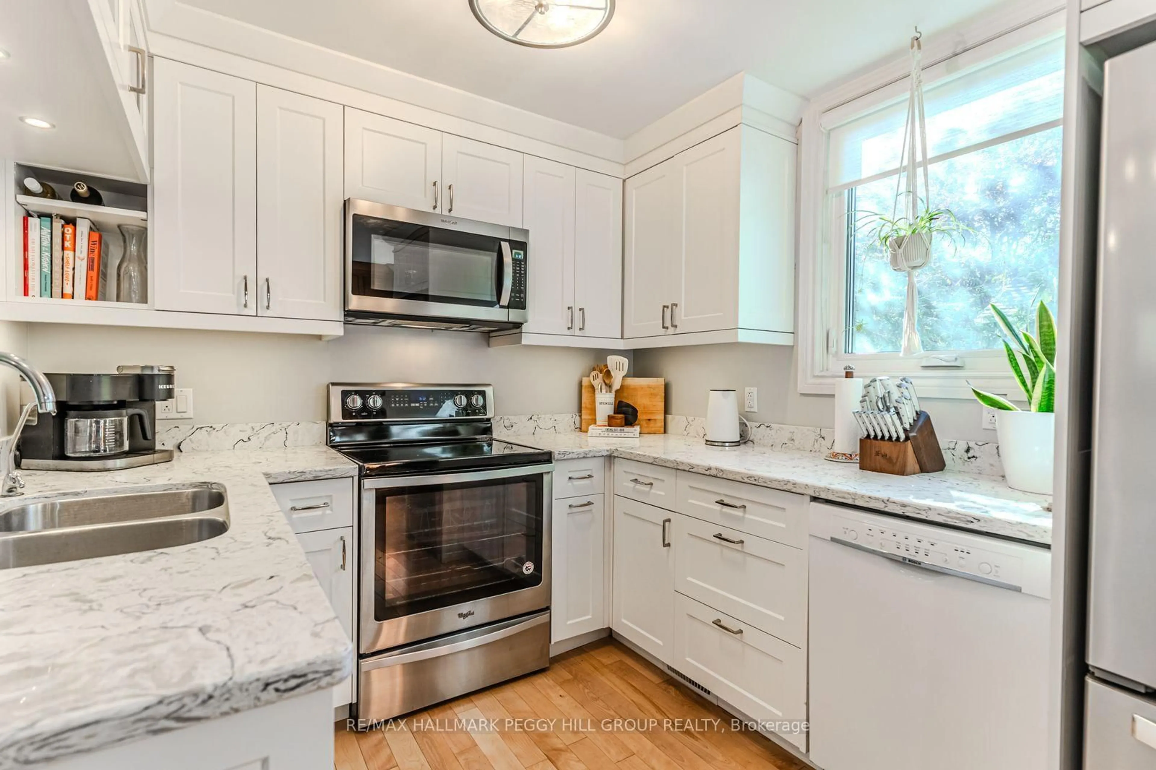 Open concept kitchen, ceramic/tile floor for 10 Holgate St, Barrie Ontario L4N 2T5