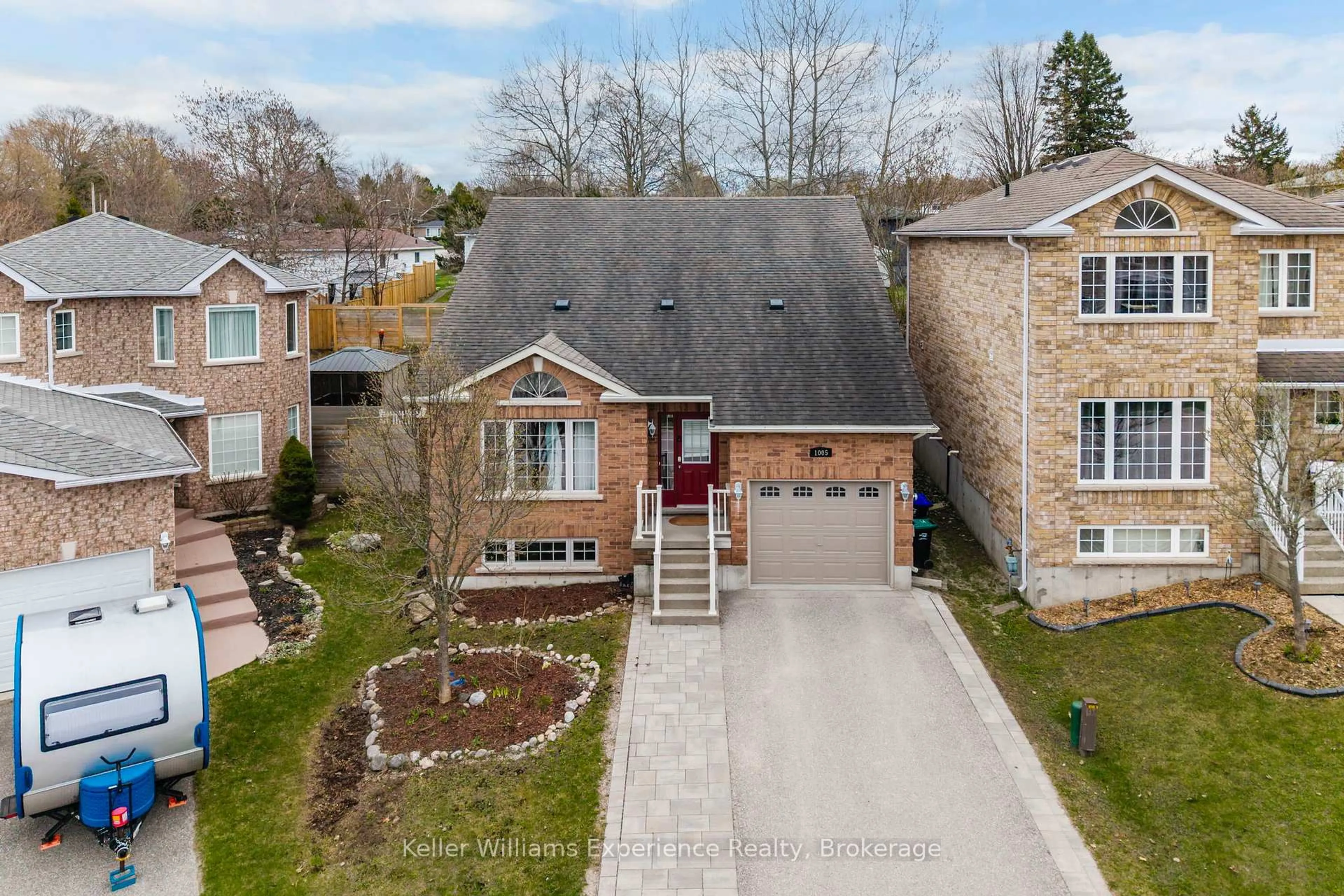 A pic from outside/outdoor area/front of a property/back of a property/a pic from drone, street for 1005 WHITNEY Cres, Midland Ontario L4R 5N3