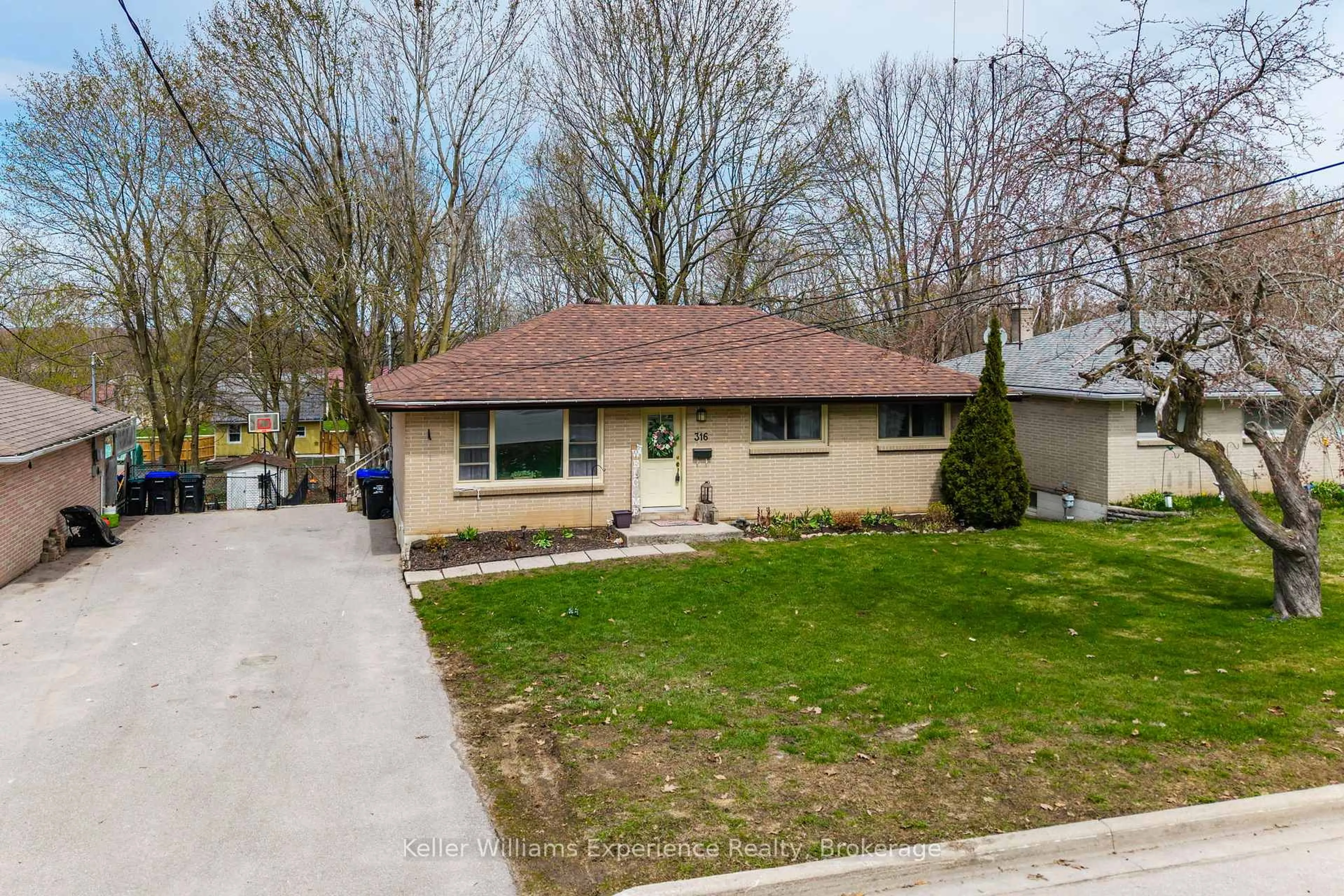 A pic from outside/outdoor area/front of a property/back of a property/a pic from drone, street for 316 HANLY St, Midland Ontario L4R 2N9