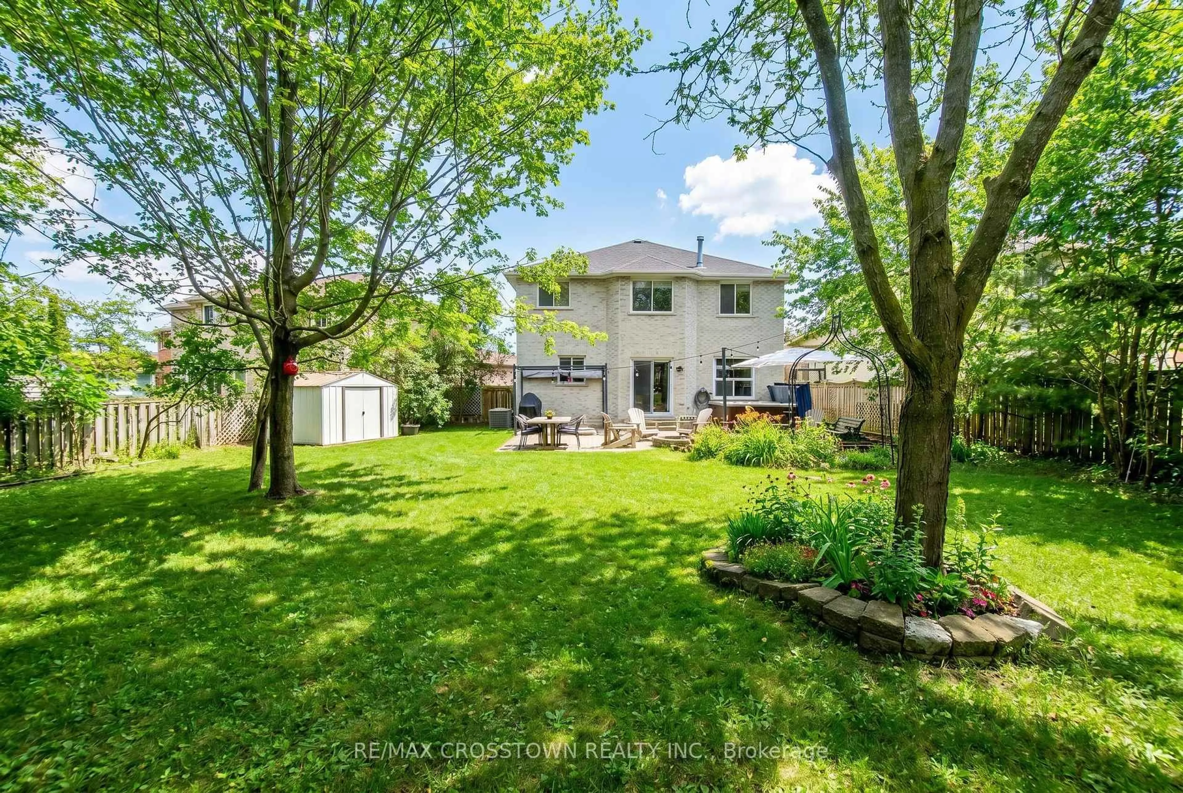 A pic from outside/outdoor area/front of a property/back of a property/a pic from drone, unknown for 18 Stoneybrook Cres, Barrie Ontario L4N 0A5