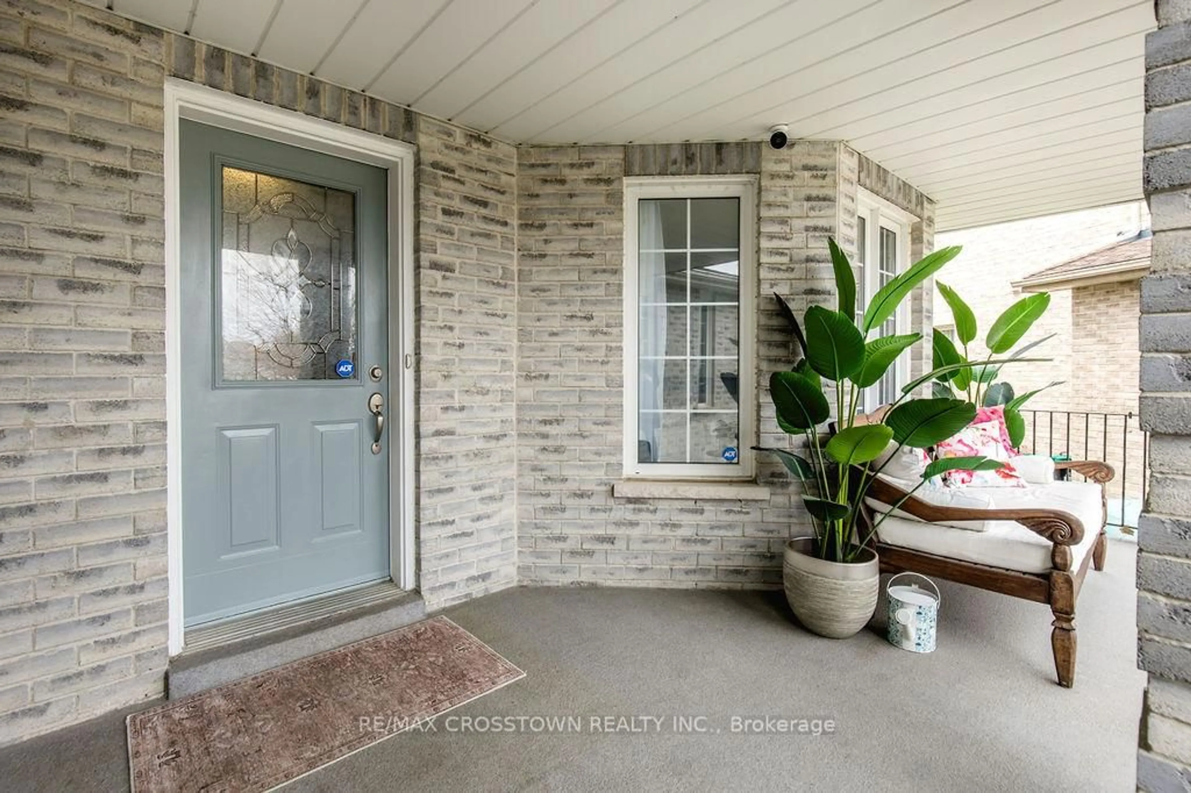 Indoor entryway for 18 Stoneybrook Cres, Barrie Ontario L4N 0A5