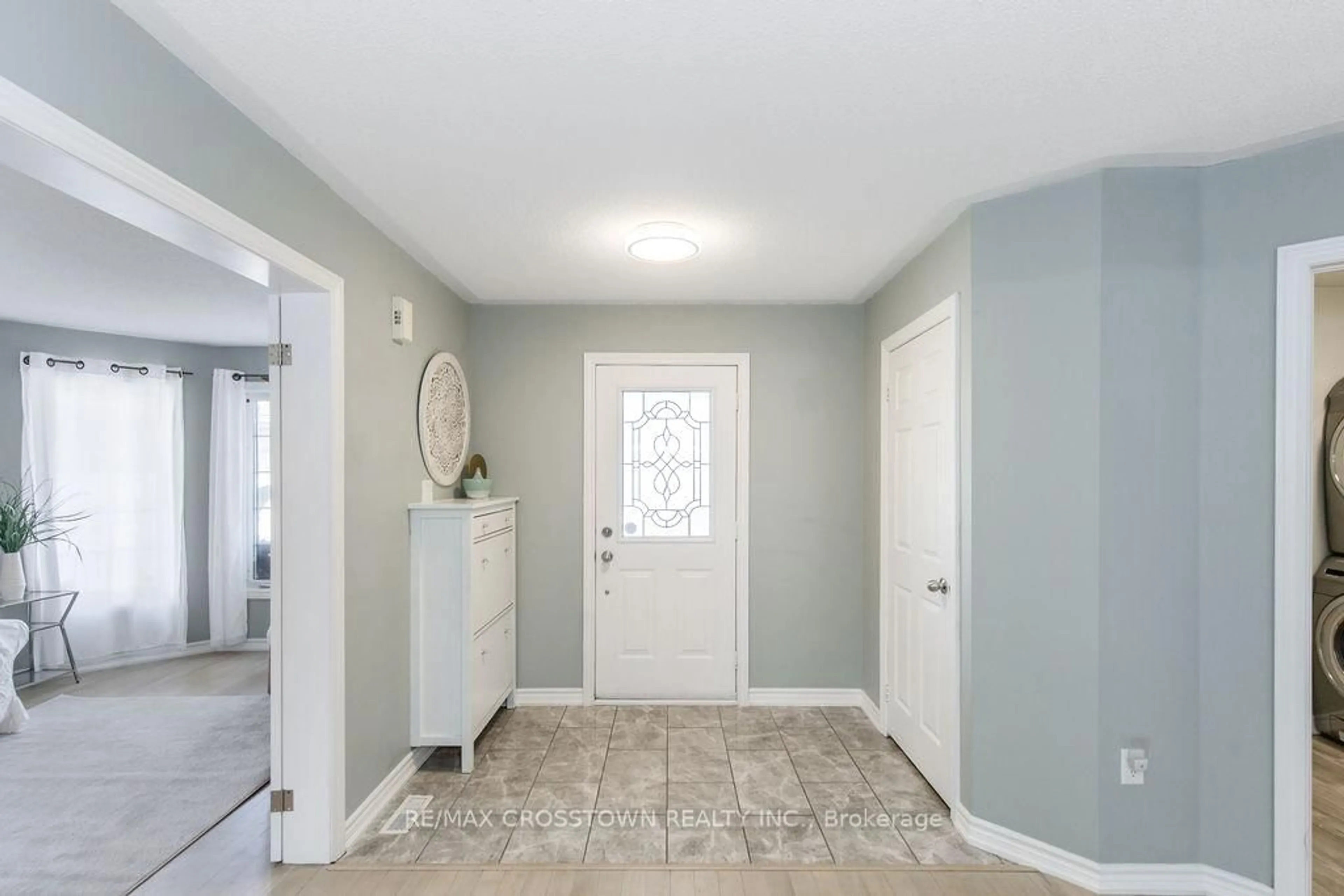 Indoor entryway for 18 Stoneybrook Cres, Barrie Ontario L4N 0A5