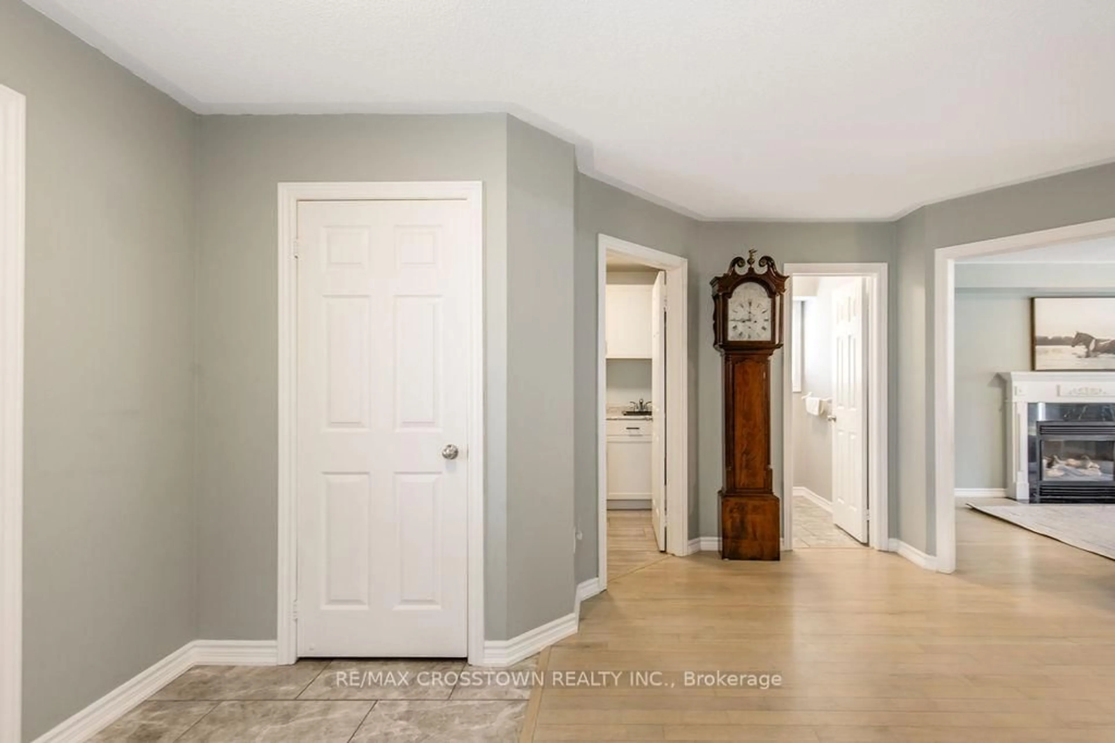 Indoor entryway for 18 Stoneybrook Cres, Barrie Ontario L4N 0A5