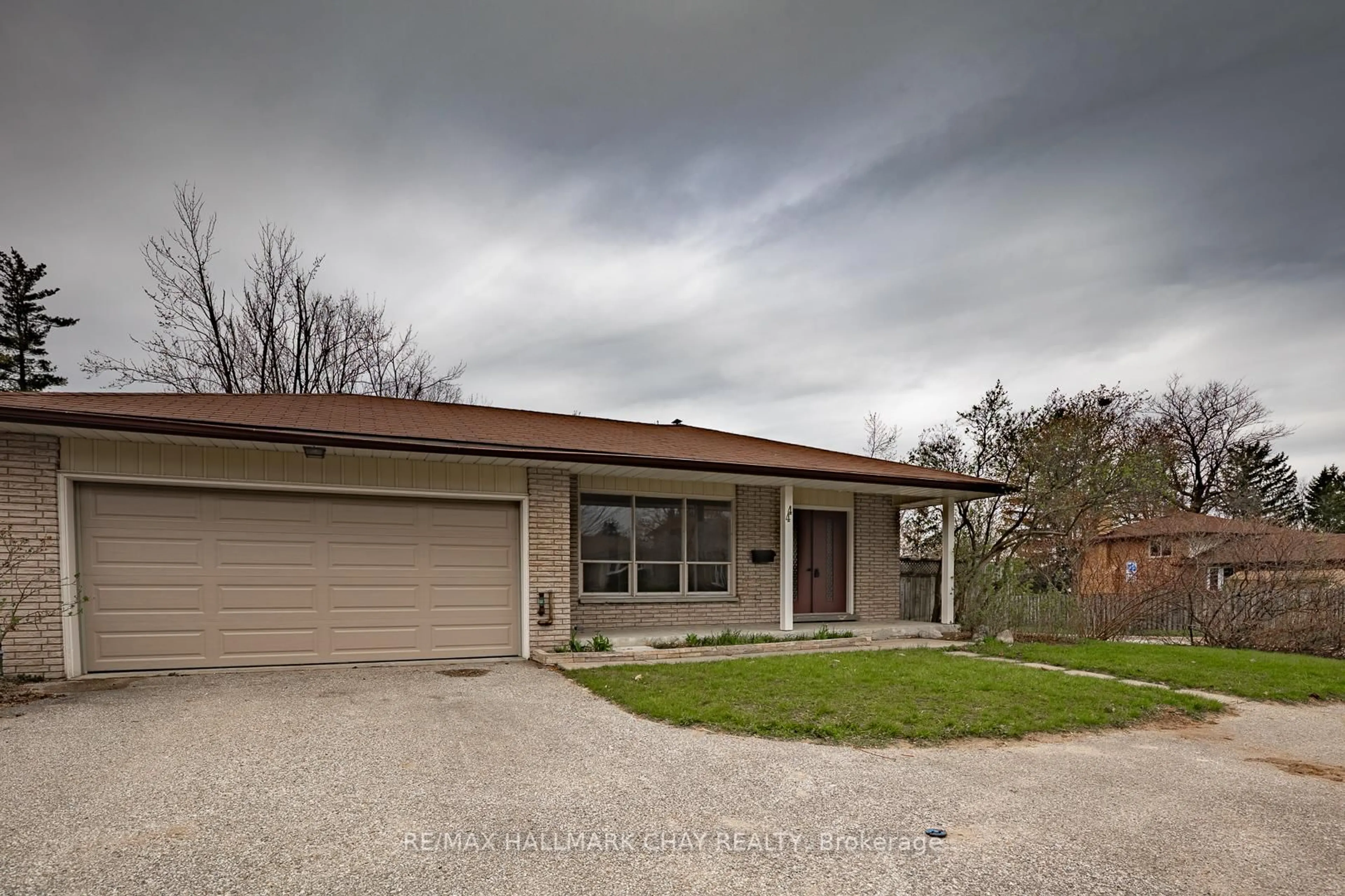 A pic from outside/outdoor area/front of a property/back of a property/a pic from drone, street for 44 Marshall St, Barrie Ontario L4N 3S7