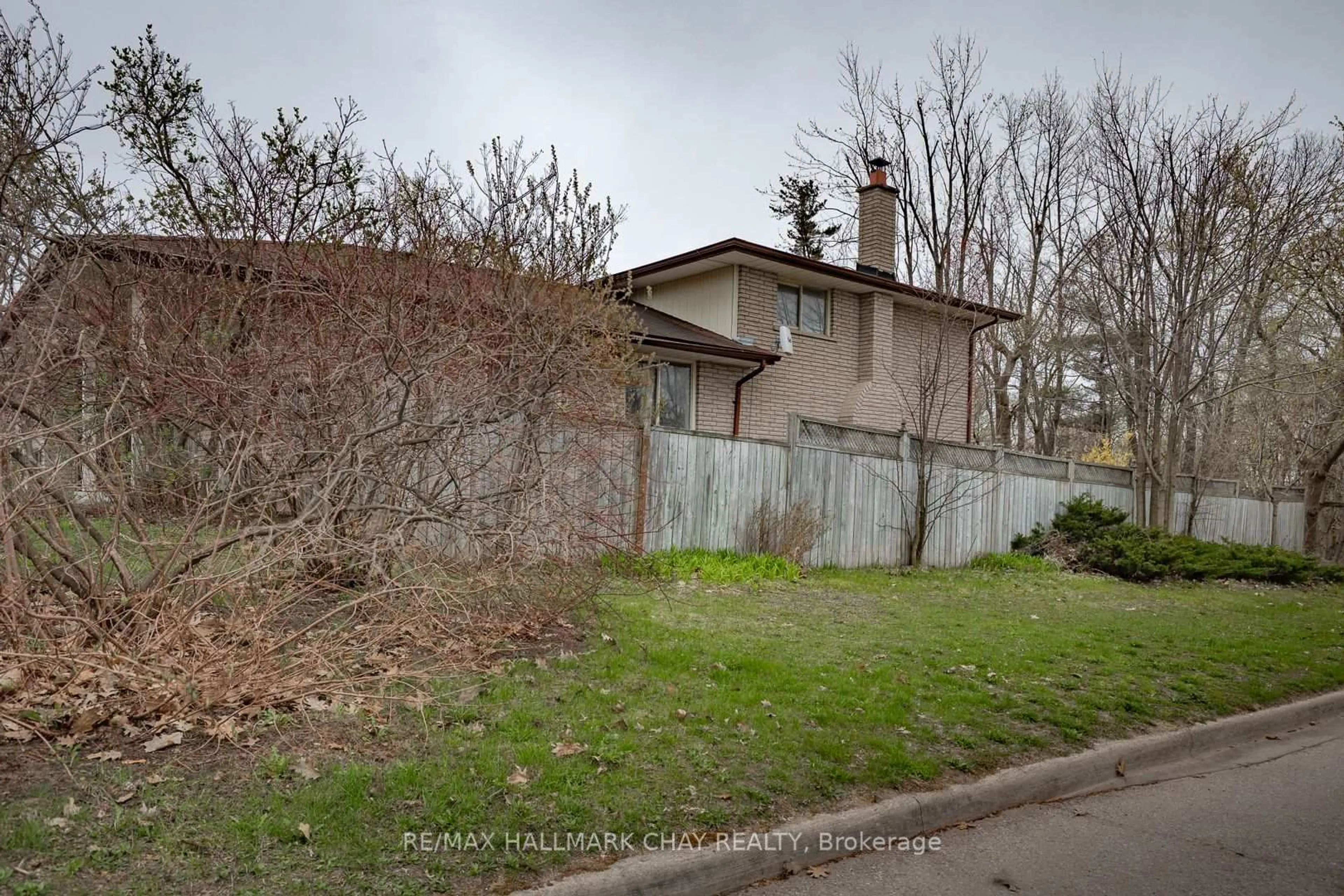 A pic from outside/outdoor area/front of a property/back of a property/a pic from drone, street for 44 Marshall St, Barrie Ontario L4N 3S7