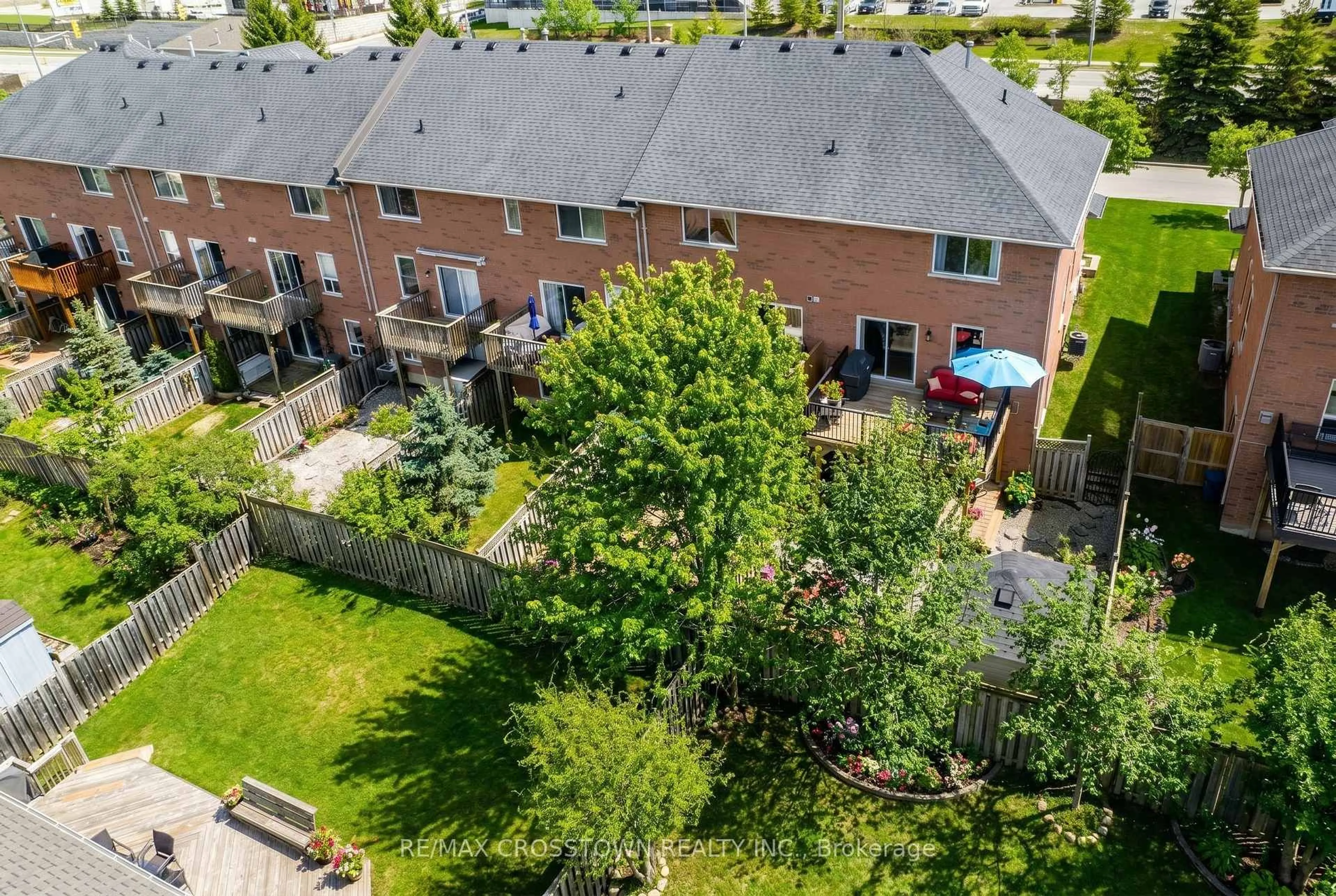 A pic from outside/outdoor area/front of a property/back of a property/a pic from drone, street for 324 Cundles Rd, Barrie Ontario L4M 7E5