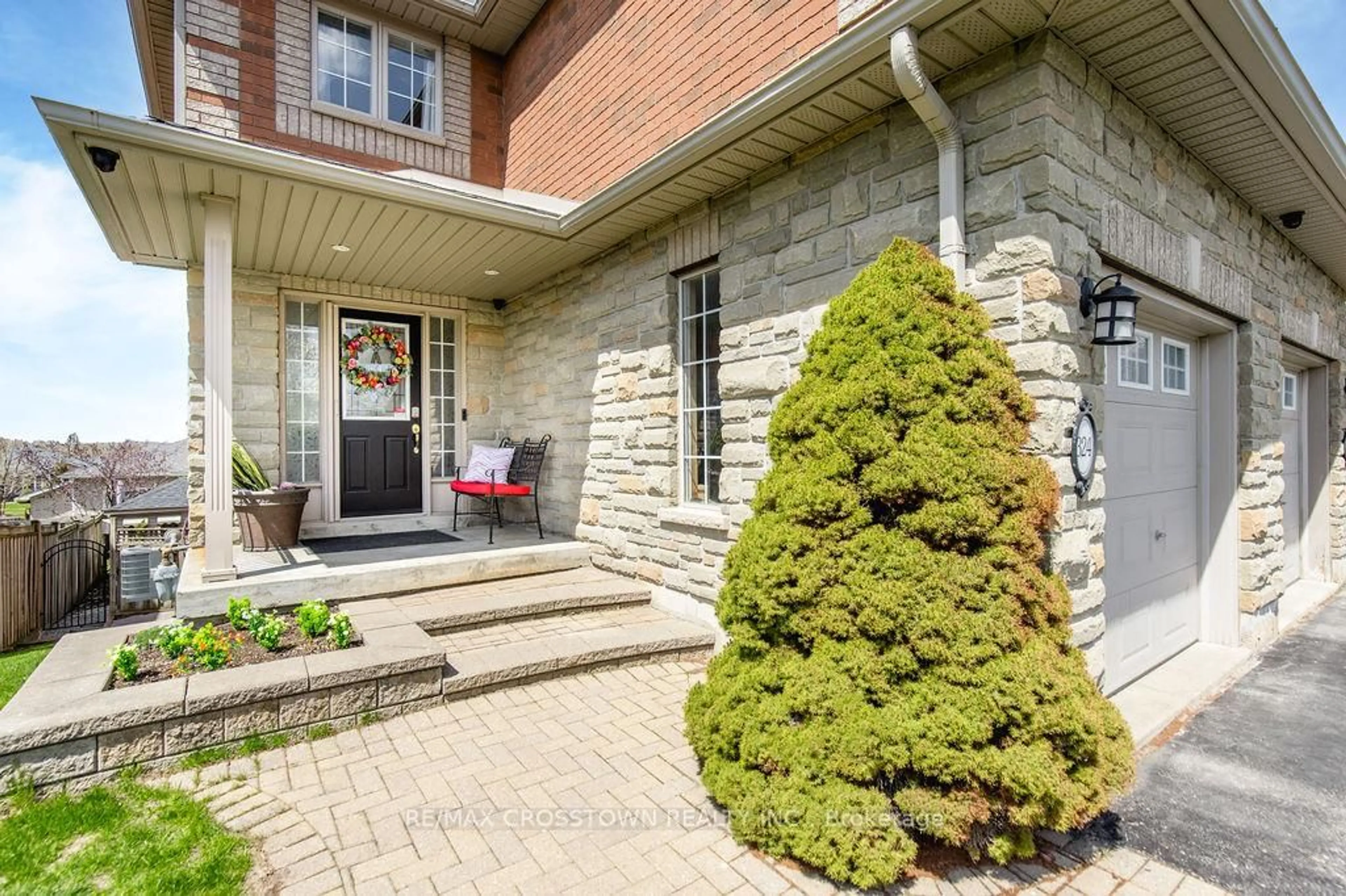 Home with brick exterior material, street for 324 Cundles Rd, Barrie Ontario L4M 7E5