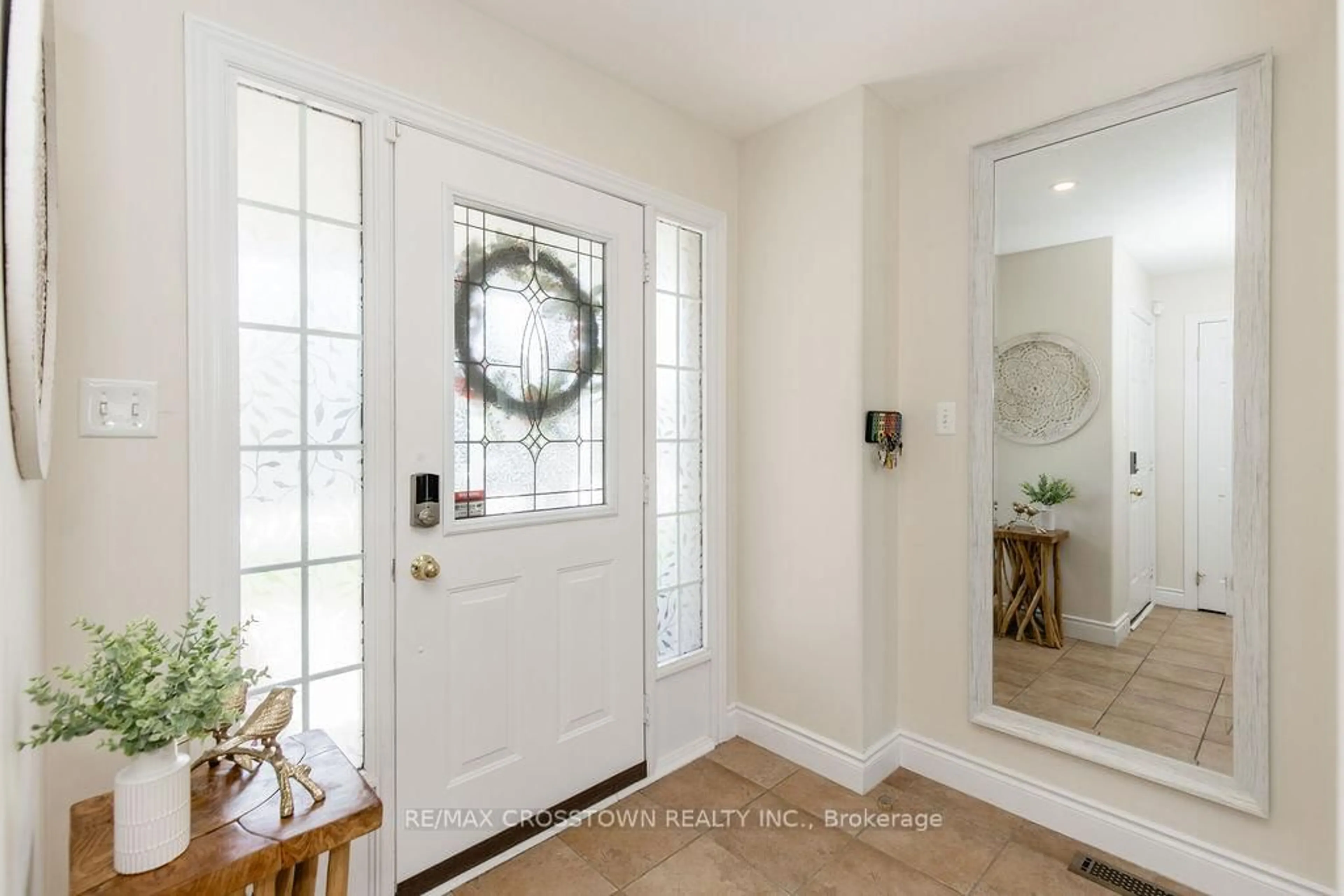 Indoor entryway for 324 Cundles Rd, Barrie Ontario L4M 7E5