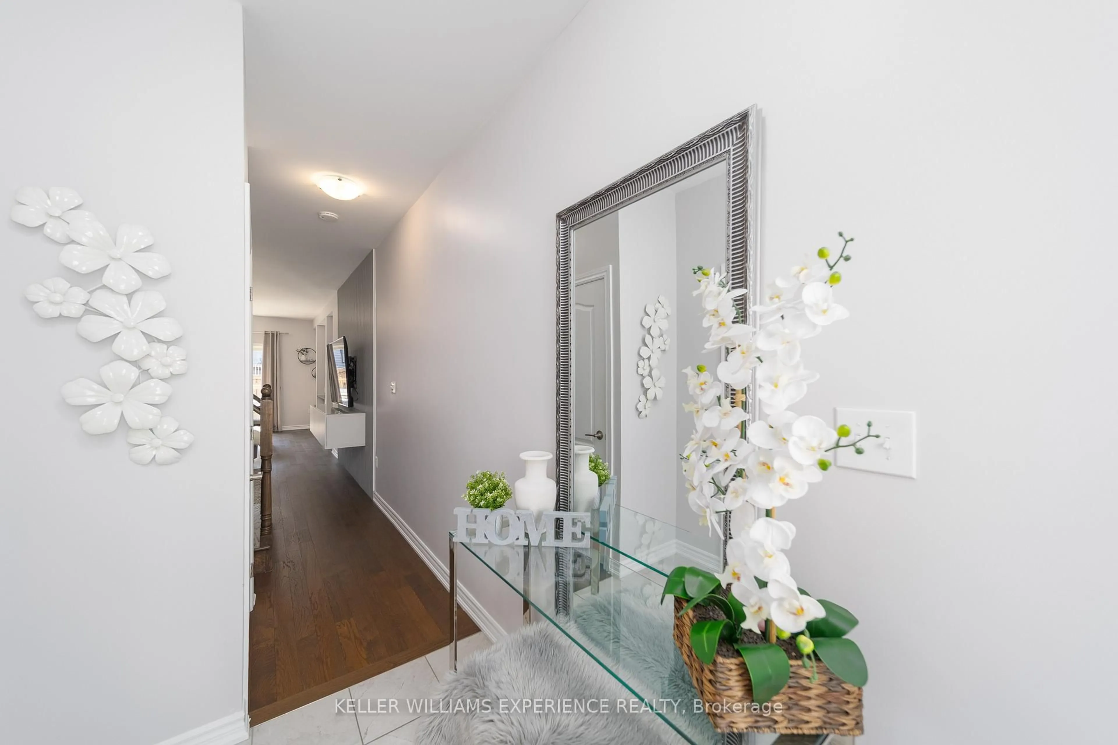 Indoor entryway for 52 Mabern St, Barrie Ontario L9J 0J2