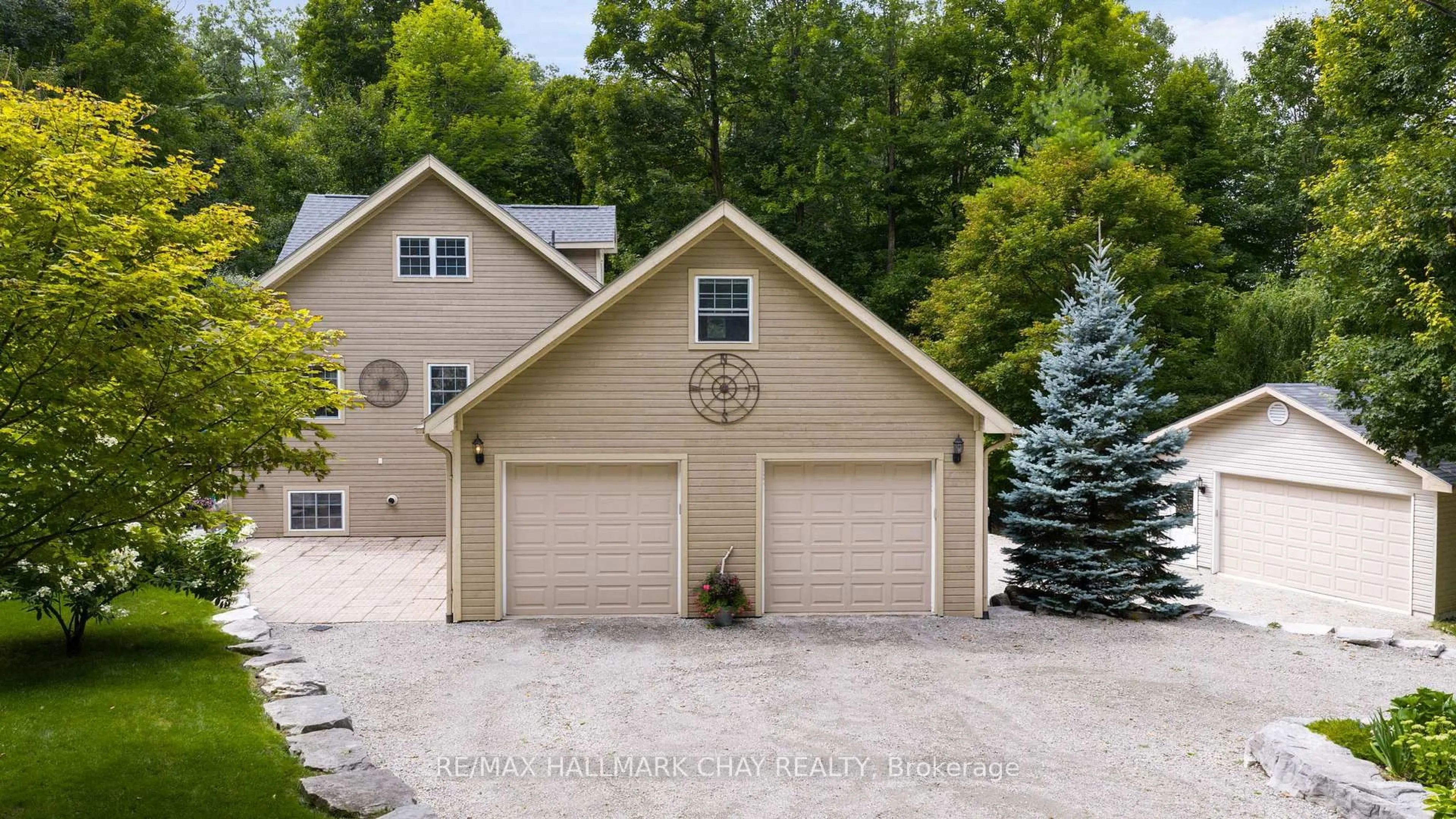 Indoor garage for 26 Eleventh St, Midland Ontario L4R 4L9