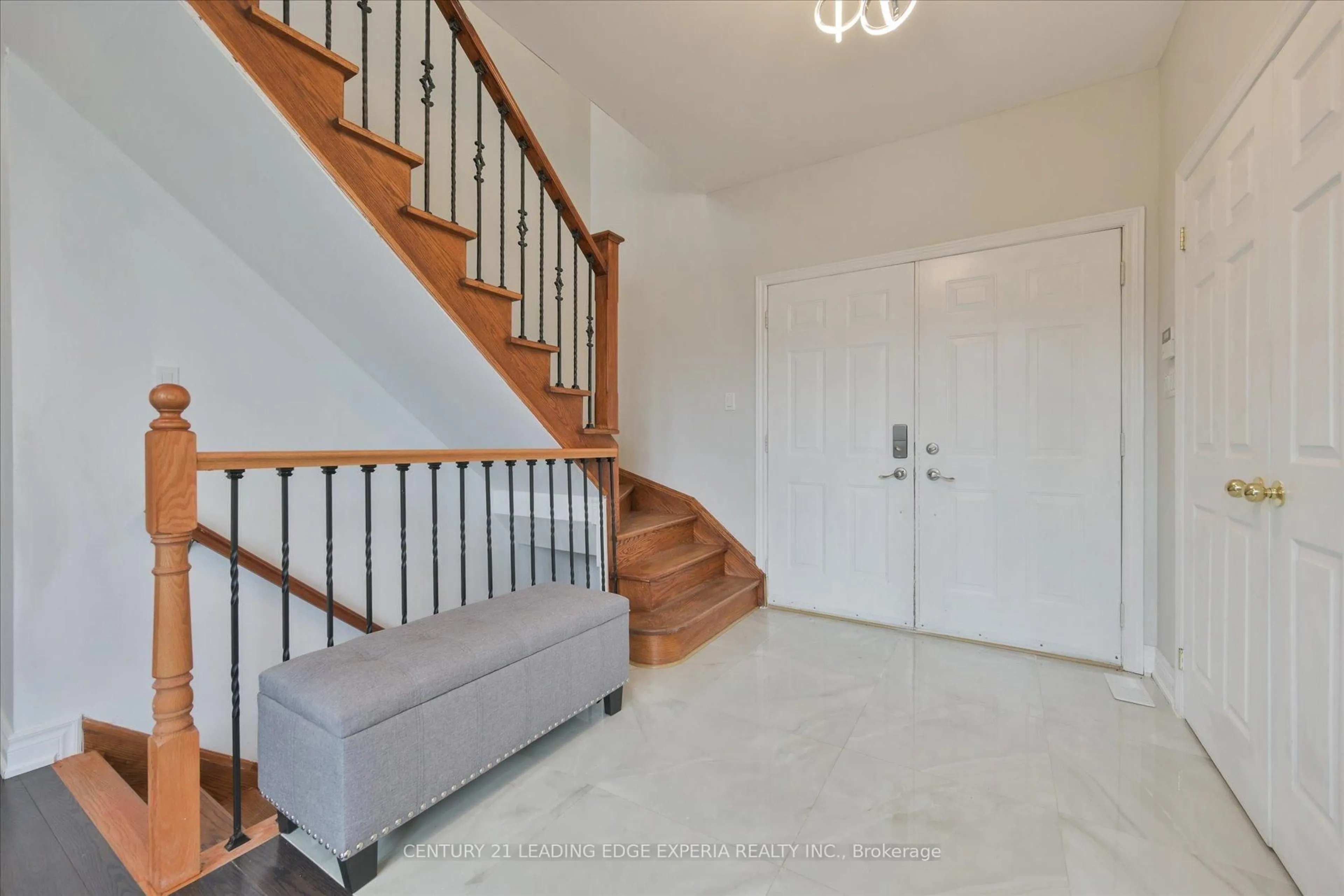 Indoor foyer for 3213 Quiet Waters Lane, Tay Ontario L0K 2C0