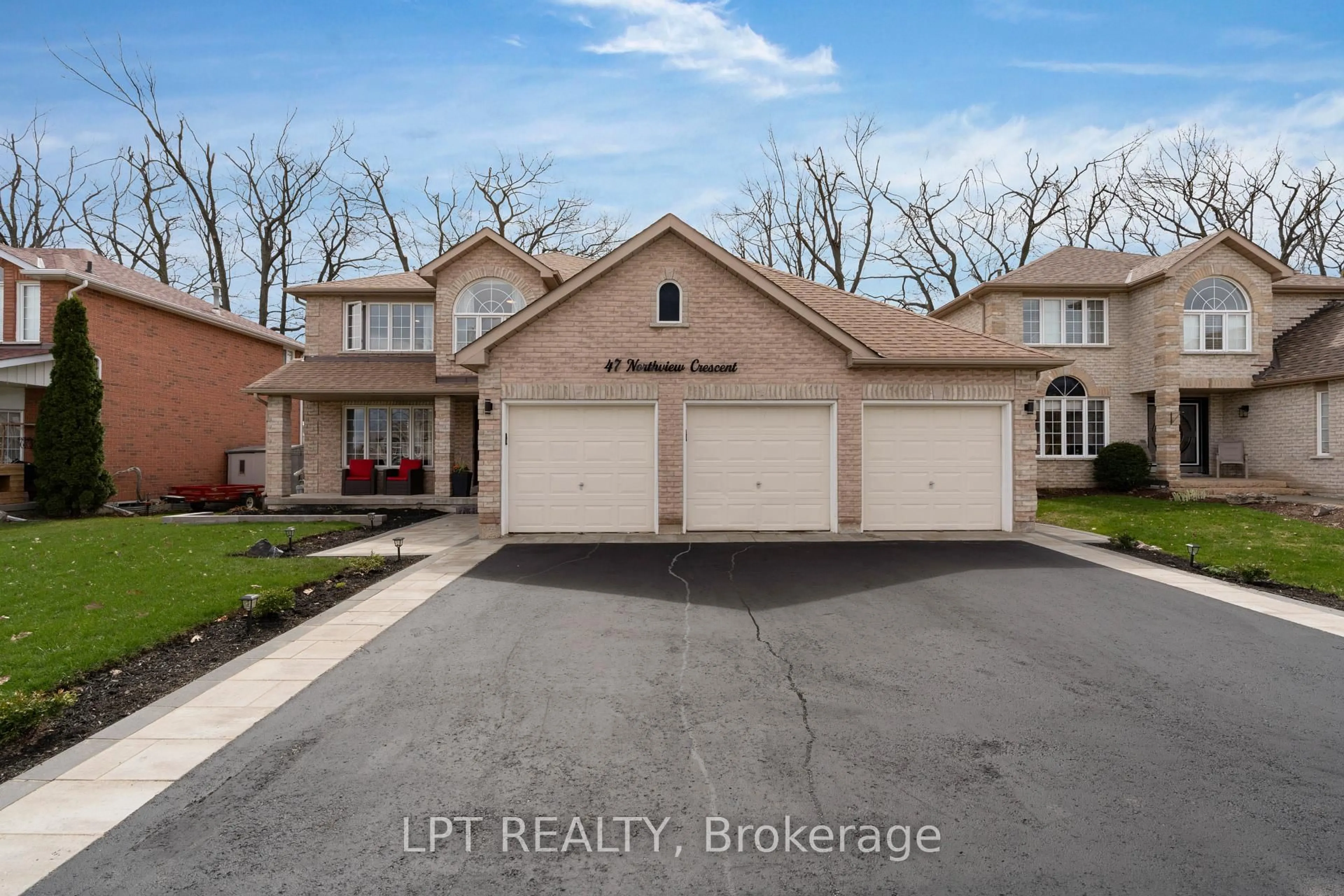 A pic from outside/outdoor area/front of a property/back of a property/a pic from drone, street for 47 Northview Cres, Barrie Ontario L4N 9T4