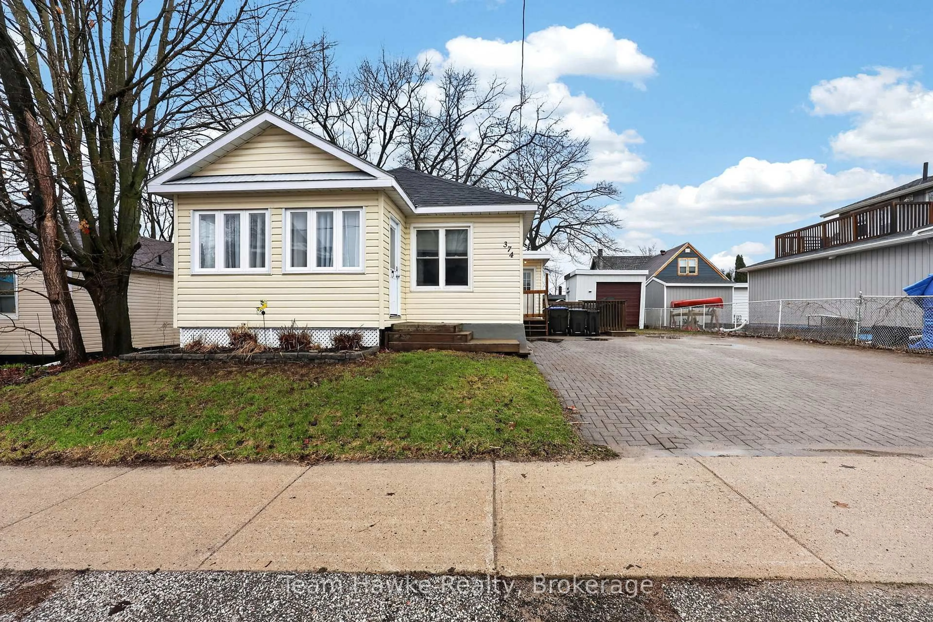 Home with vinyl exterior material, street for 374 DOMINION Ave, Midland Ontario L4R 1N9