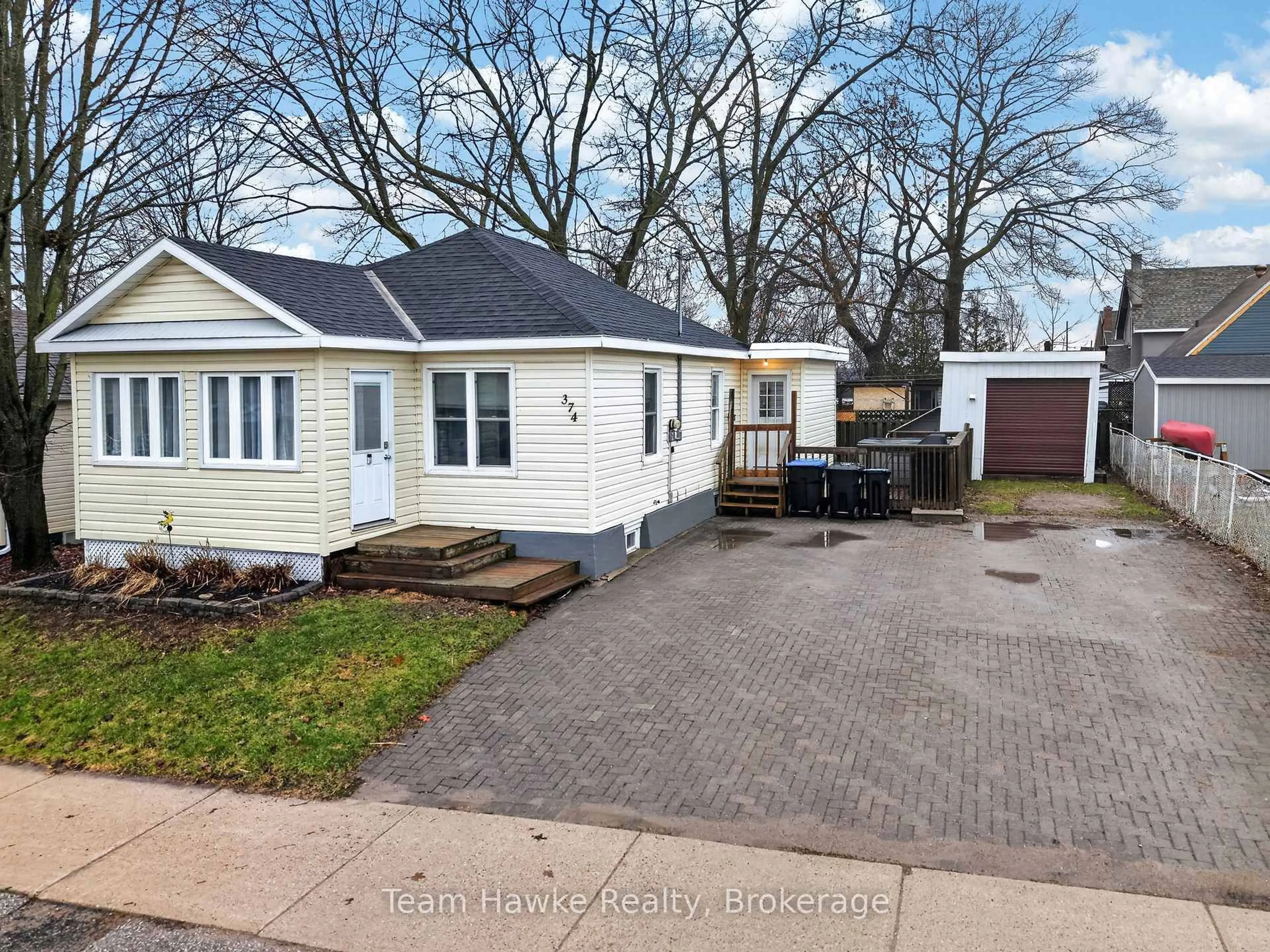 A pic from outside/outdoor area/front of a property/back of a property/a pic from drone, street for 374 DOMINION Ave, Midland Ontario L4R 1N9