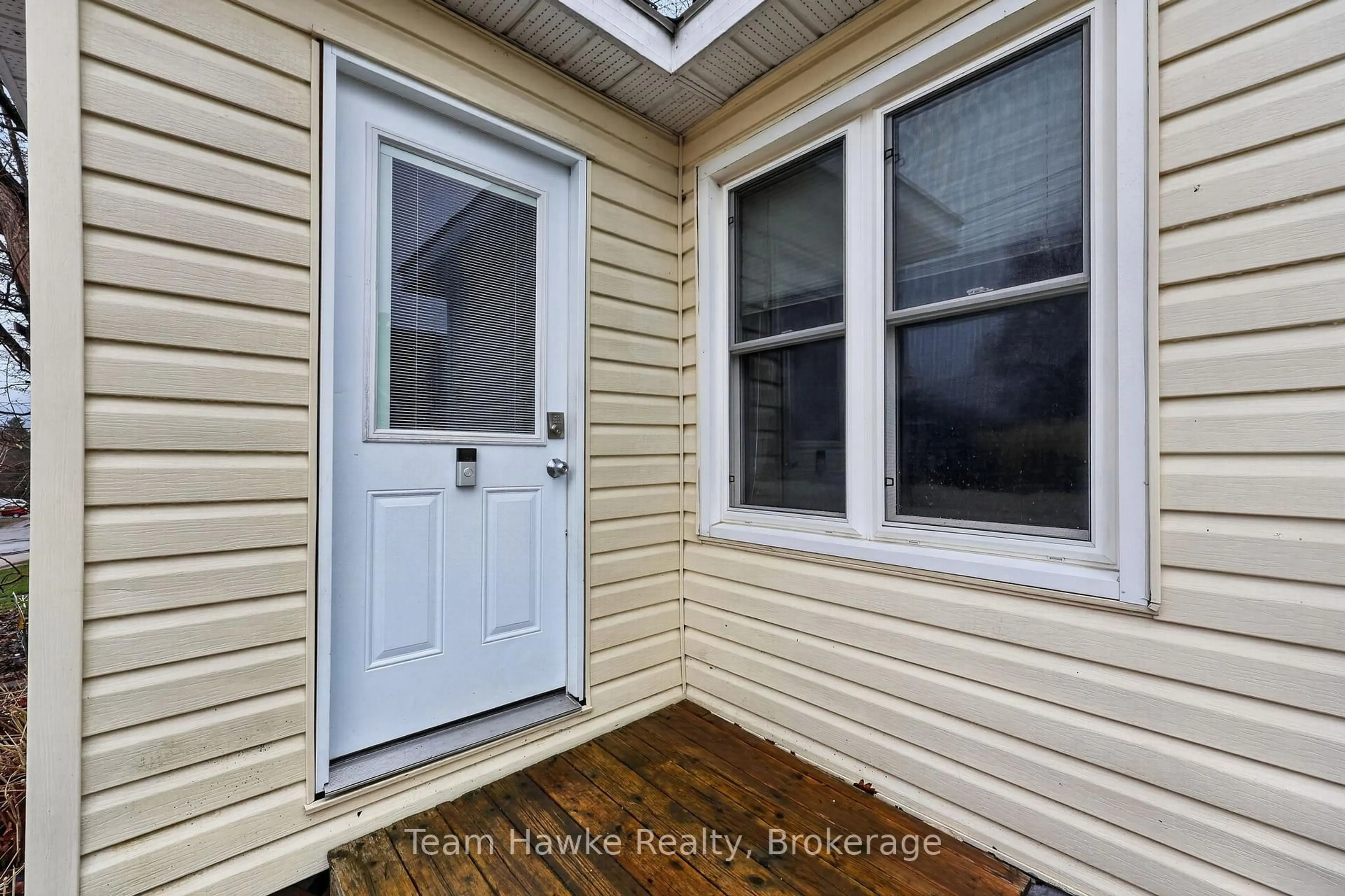 Indoor entryway for 374 DOMINION Ave, Midland Ontario L4R 1N9