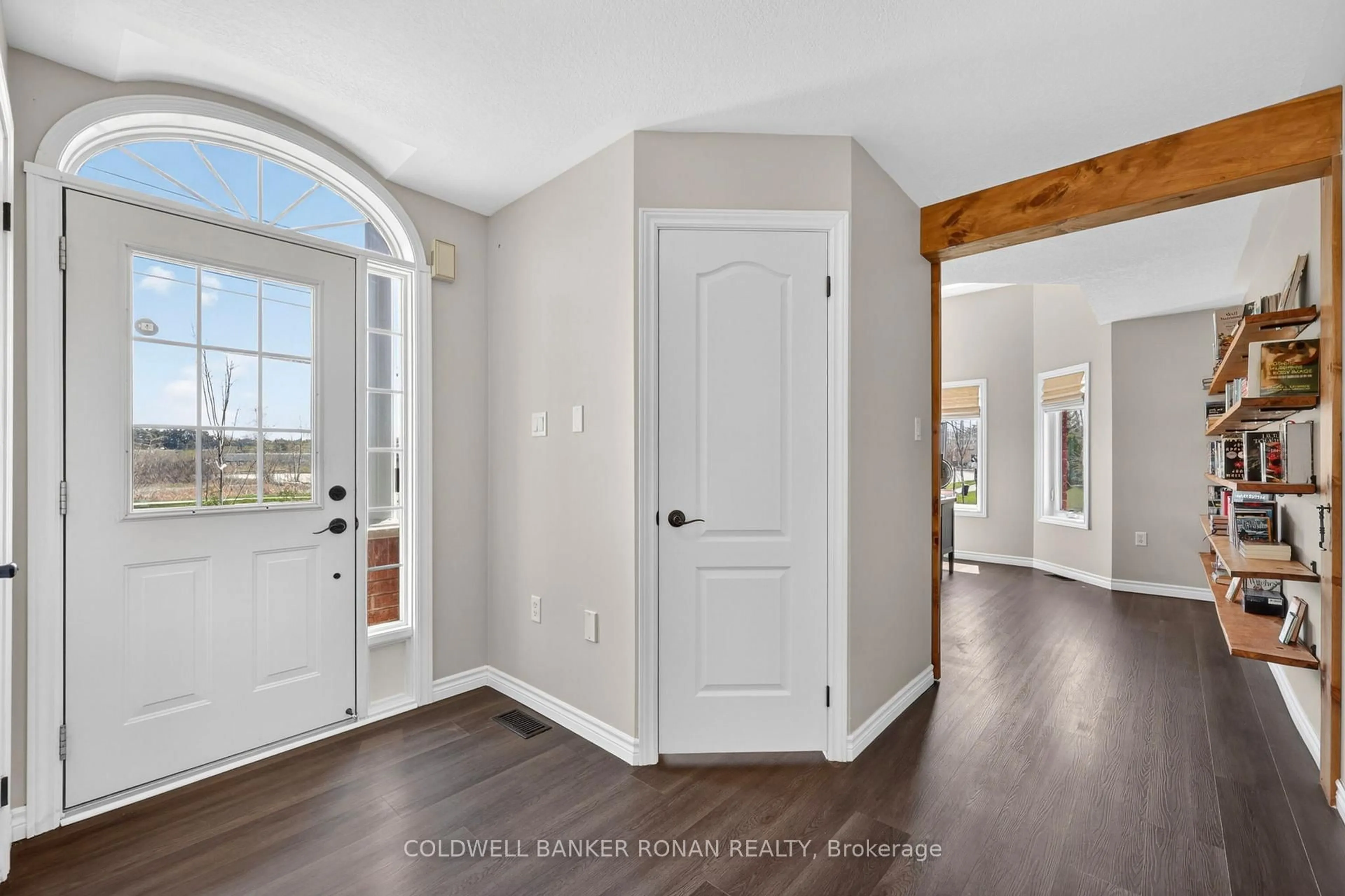 Indoor entryway for 1 Vanessa Dr, Orillia Ontario L3V 7Y8