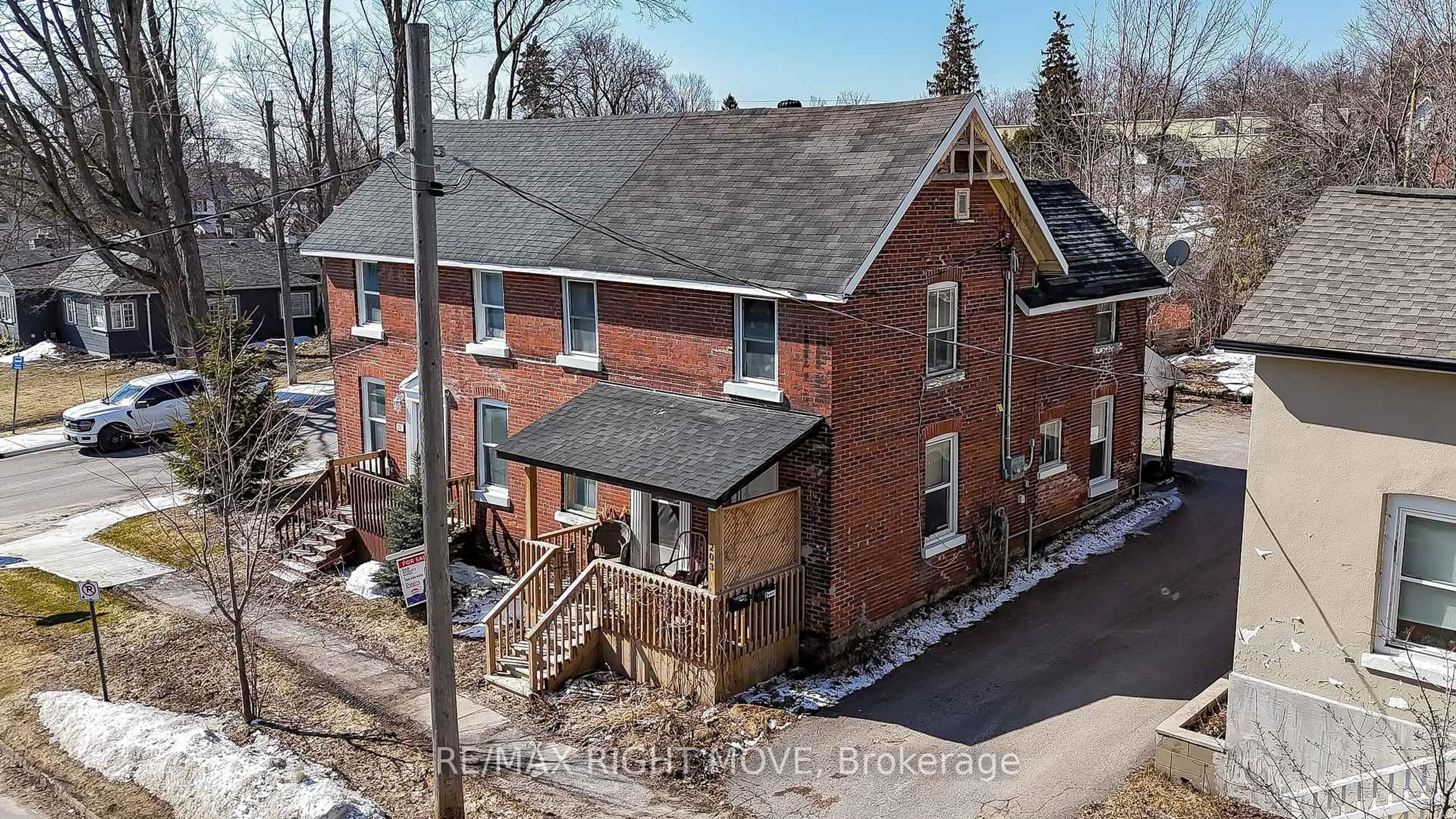A pic from outside/outdoor area/front of a property/back of a property/a pic from drone, building for 203 CANICE St, Orillia Ontario L3V 4J1