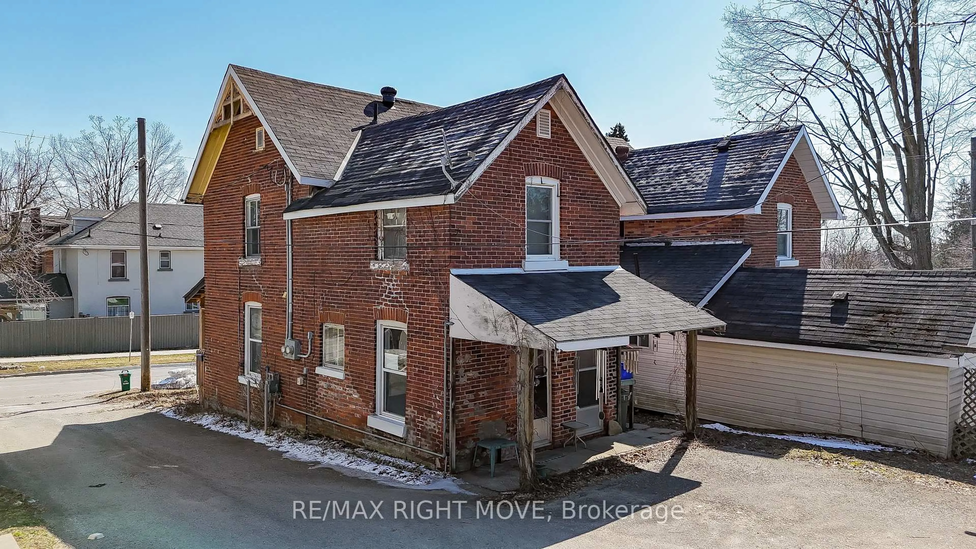 A pic from outside/outdoor area/front of a property/back of a property/a pic from drone, street for 203 CANICE St, Orillia Ontario L3V 4J1