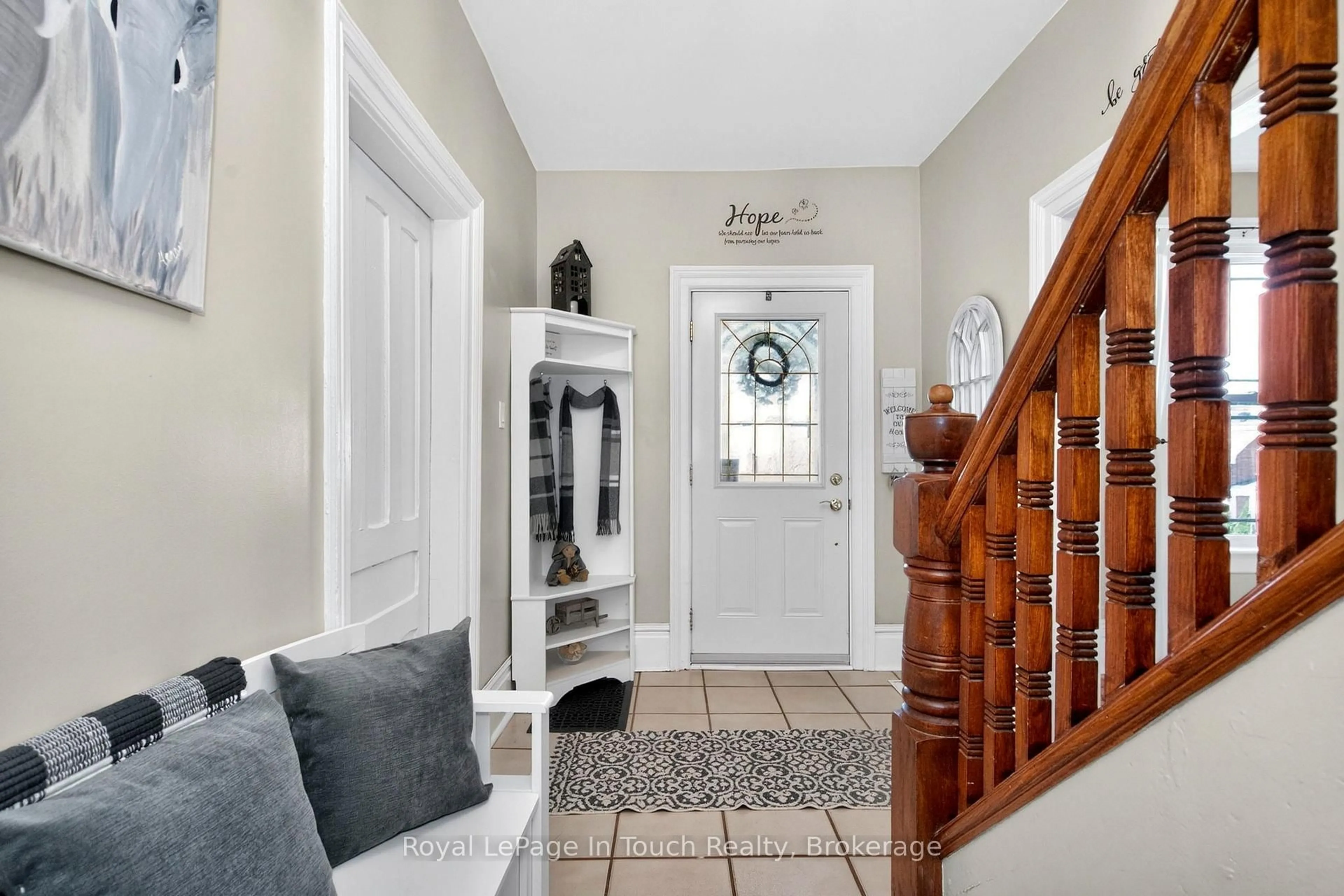 Indoor entryway for 615 Bay St, Midland Ontario L4R 1L7
