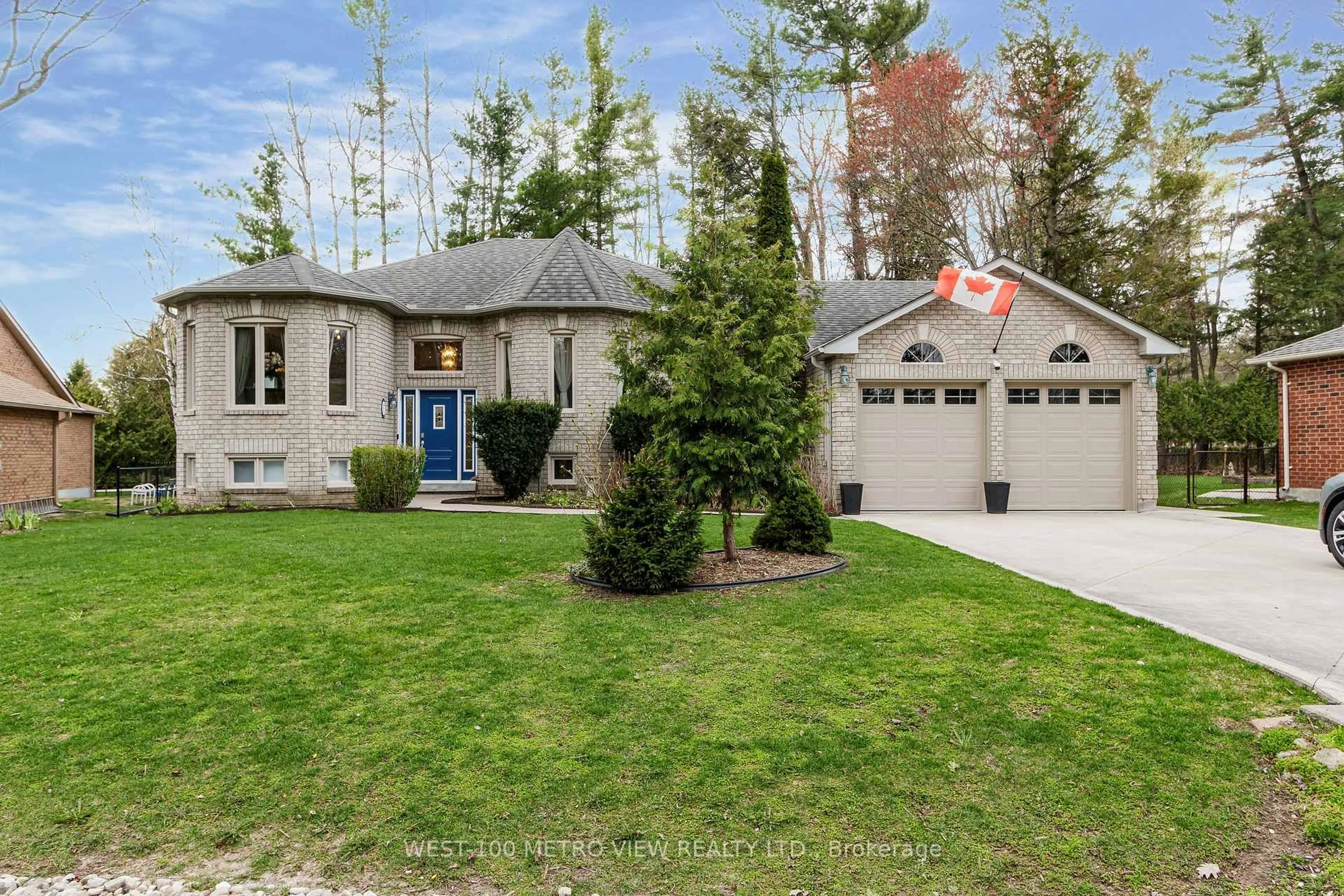 Home with vinyl exterior material, street for 7 Fairway Cres, Wasaga Beach Ontario L9Z 1C1