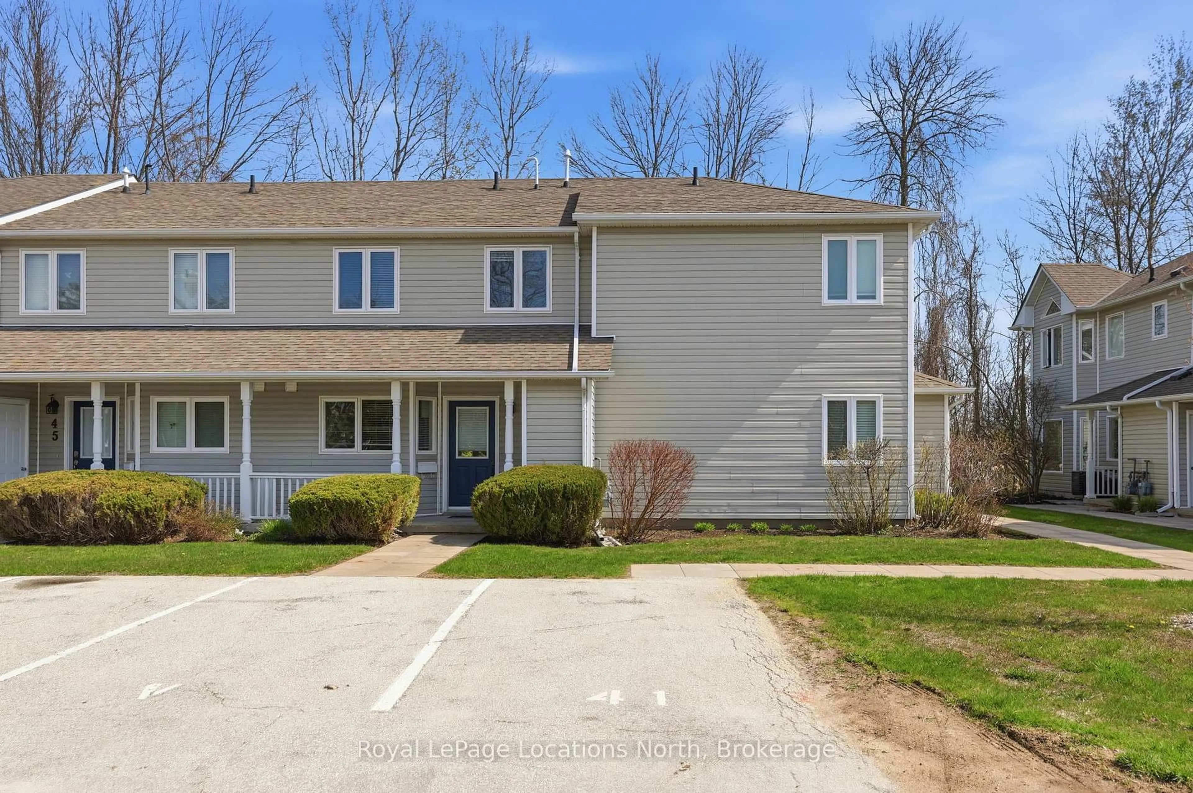 A pic from outside/outdoor area/front of a property/back of a property/a pic from drone, street for 43 SUNDIAL Crt, Collingwood Ontario L9Y 5E5