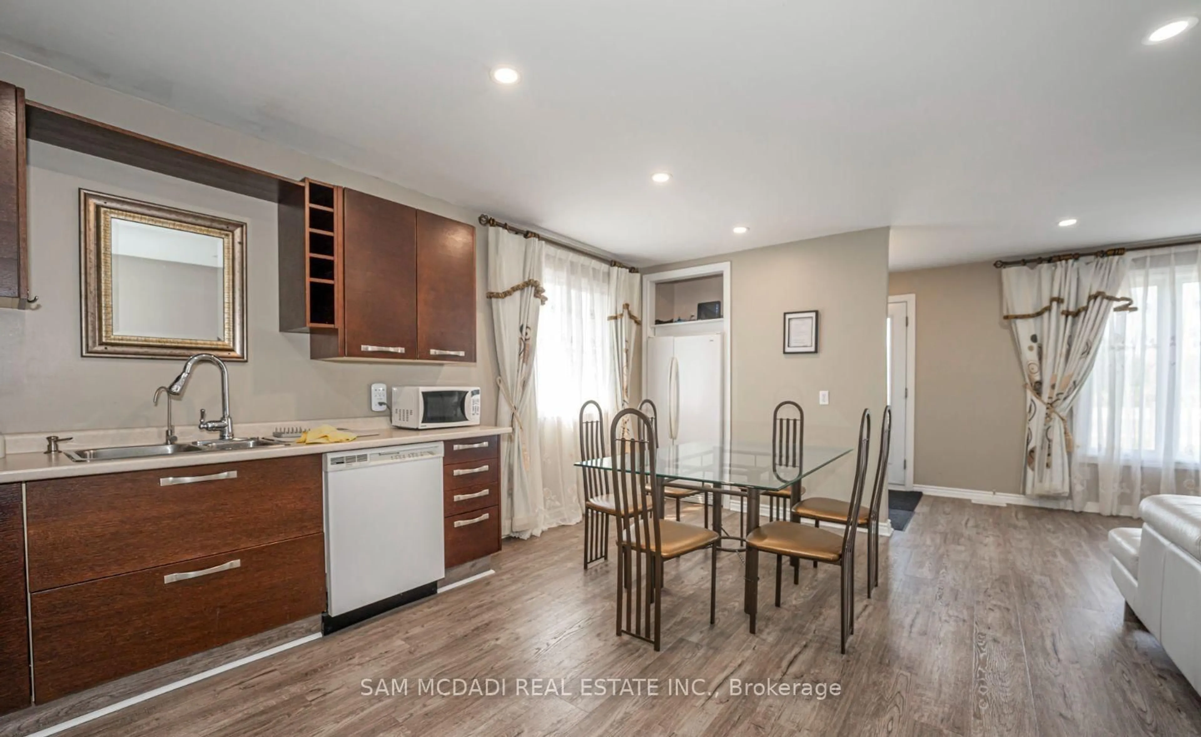 Open concept kitchen, wood/laminate floor for 1109 BAYFIELD St, Springwater Ontario L9X 0N6